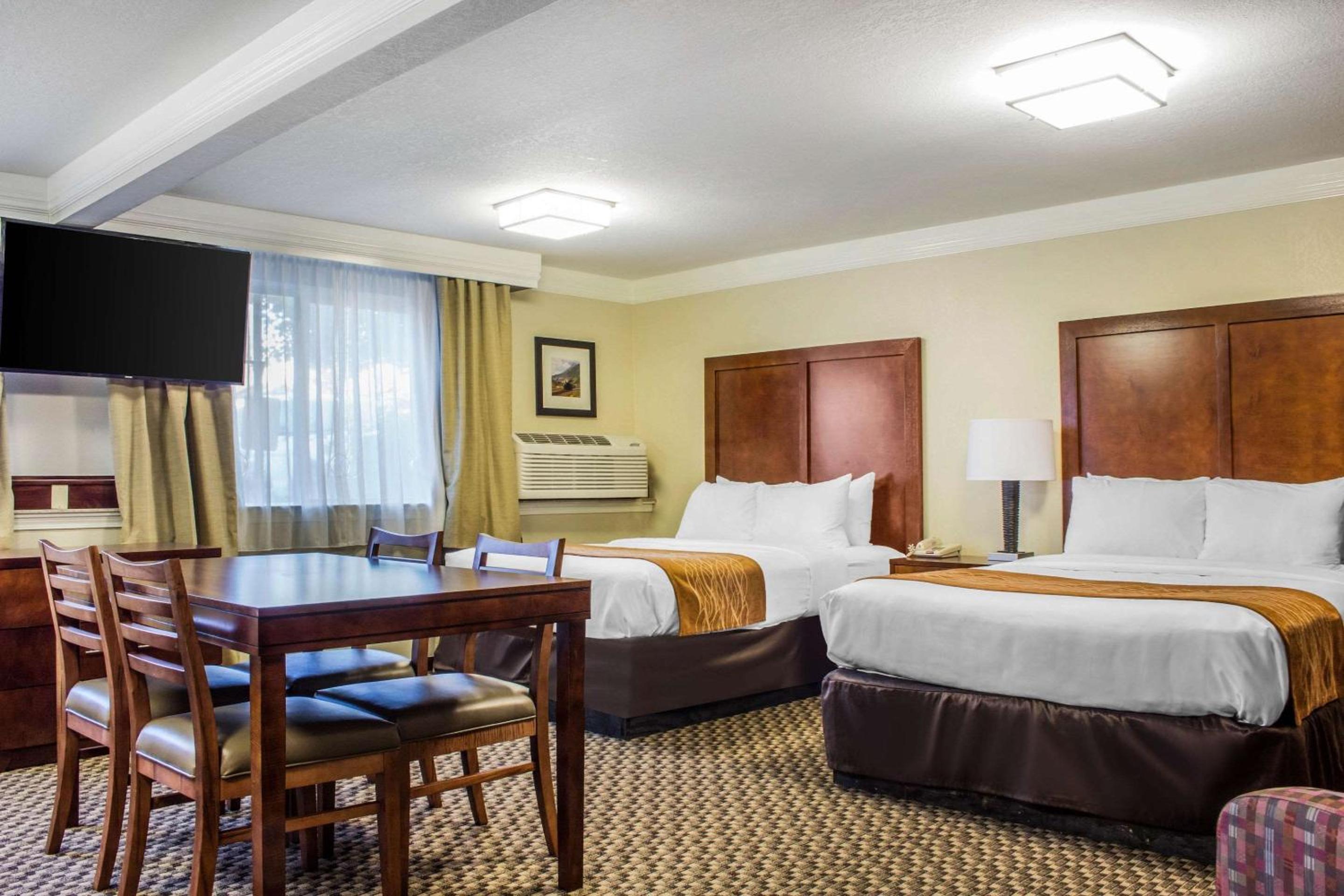 Suite with Four Queen Beds - Accessible/Non-Smoking - Photo 5