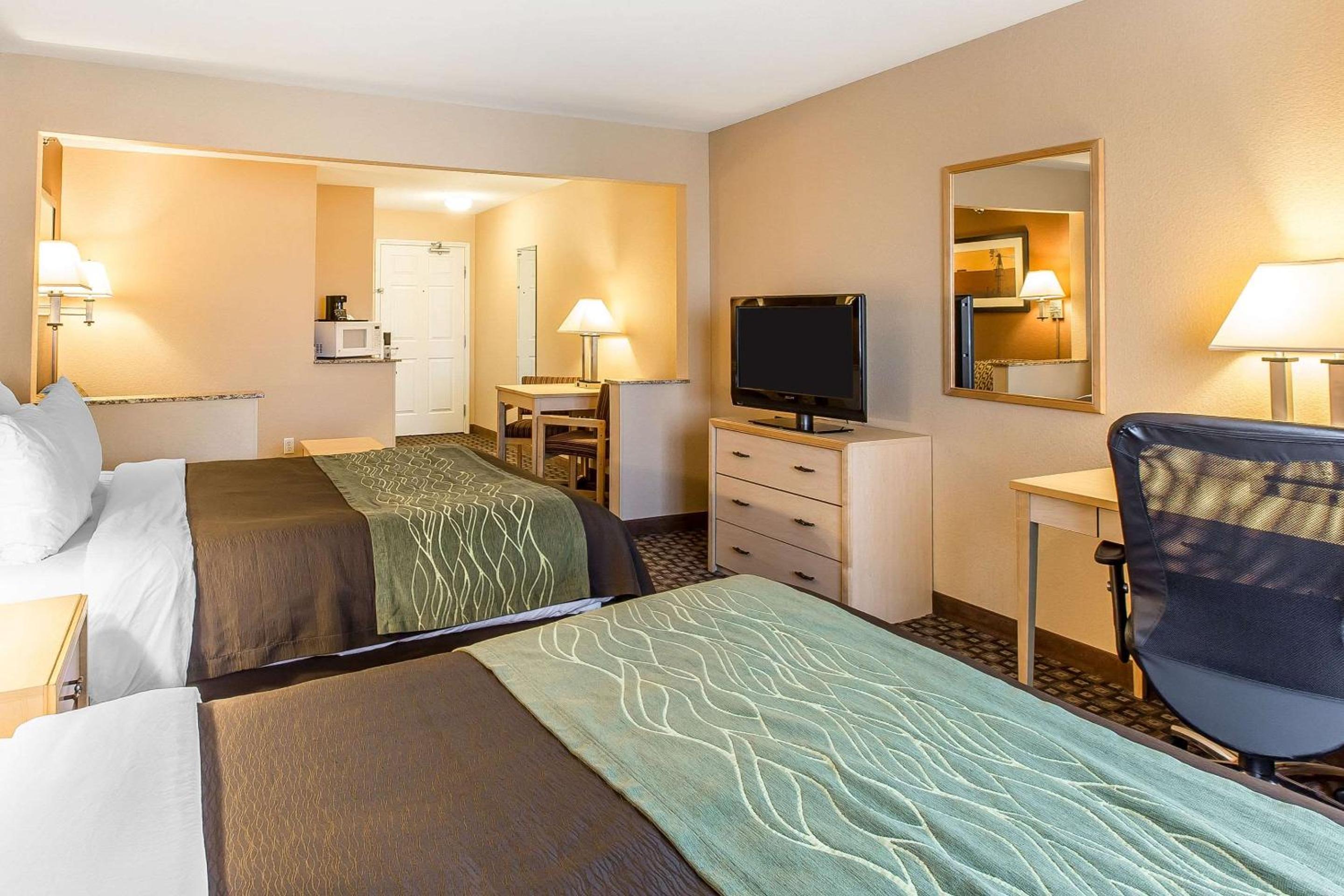 Queen Room with Two Queen Beds - Non-Smoking - Photo 6
