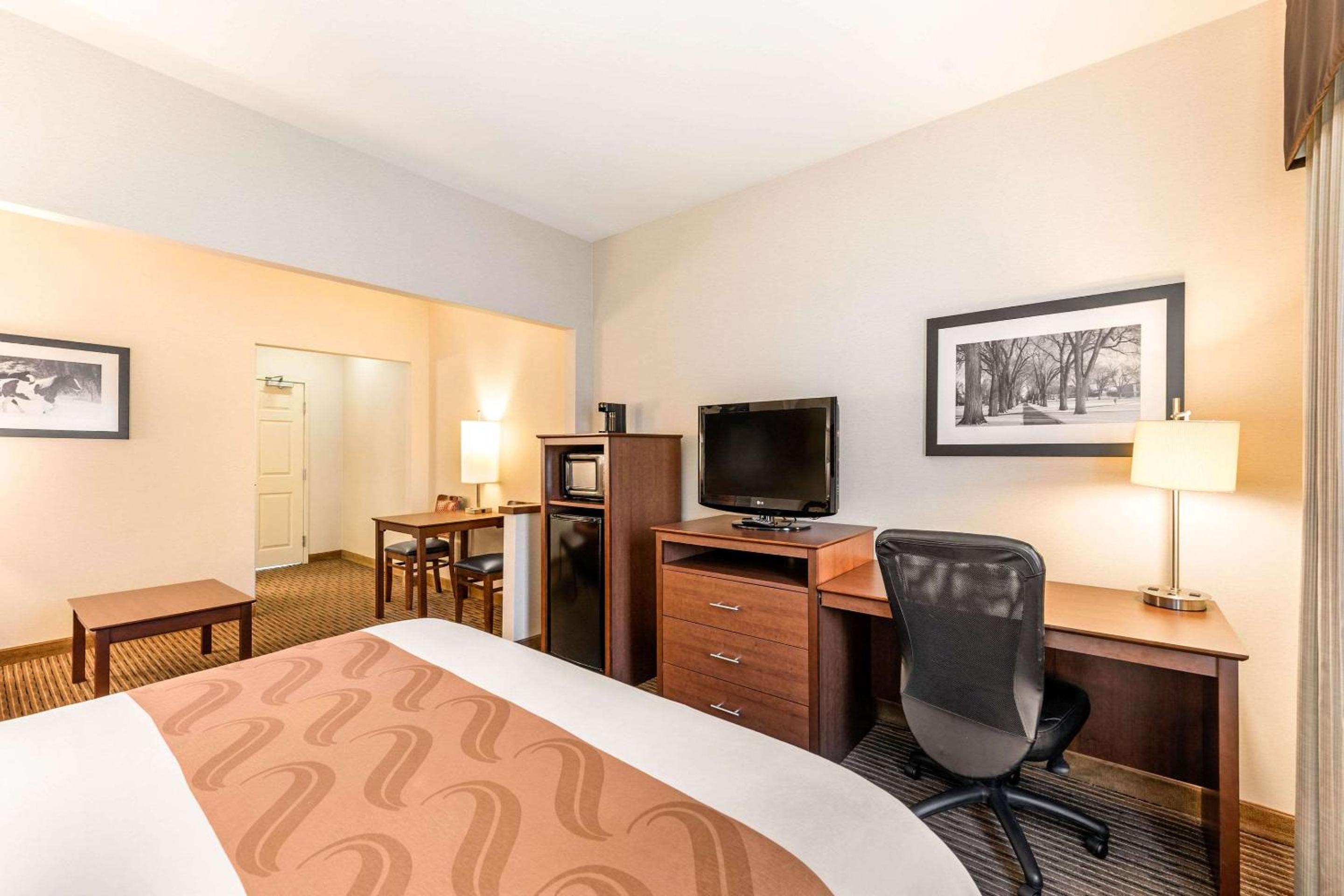King Suite - Non-Smoking - Photo 5