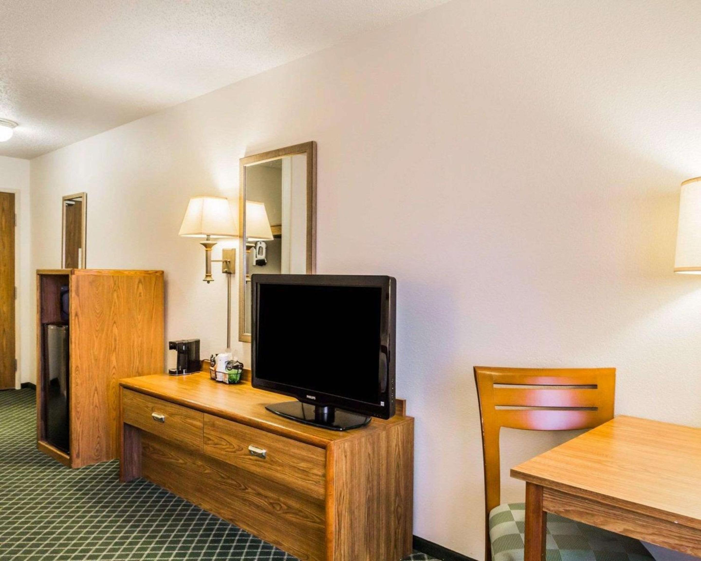 Queen Room with Two Queen Beds - Non-Smoking - Photo 4