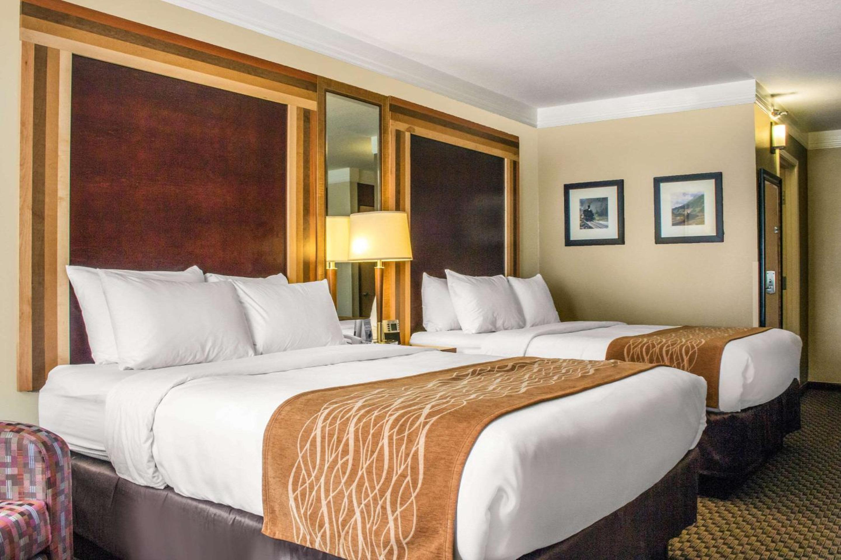 Queen Room with Two Queen Beds - Non-Smoking - Photo 7