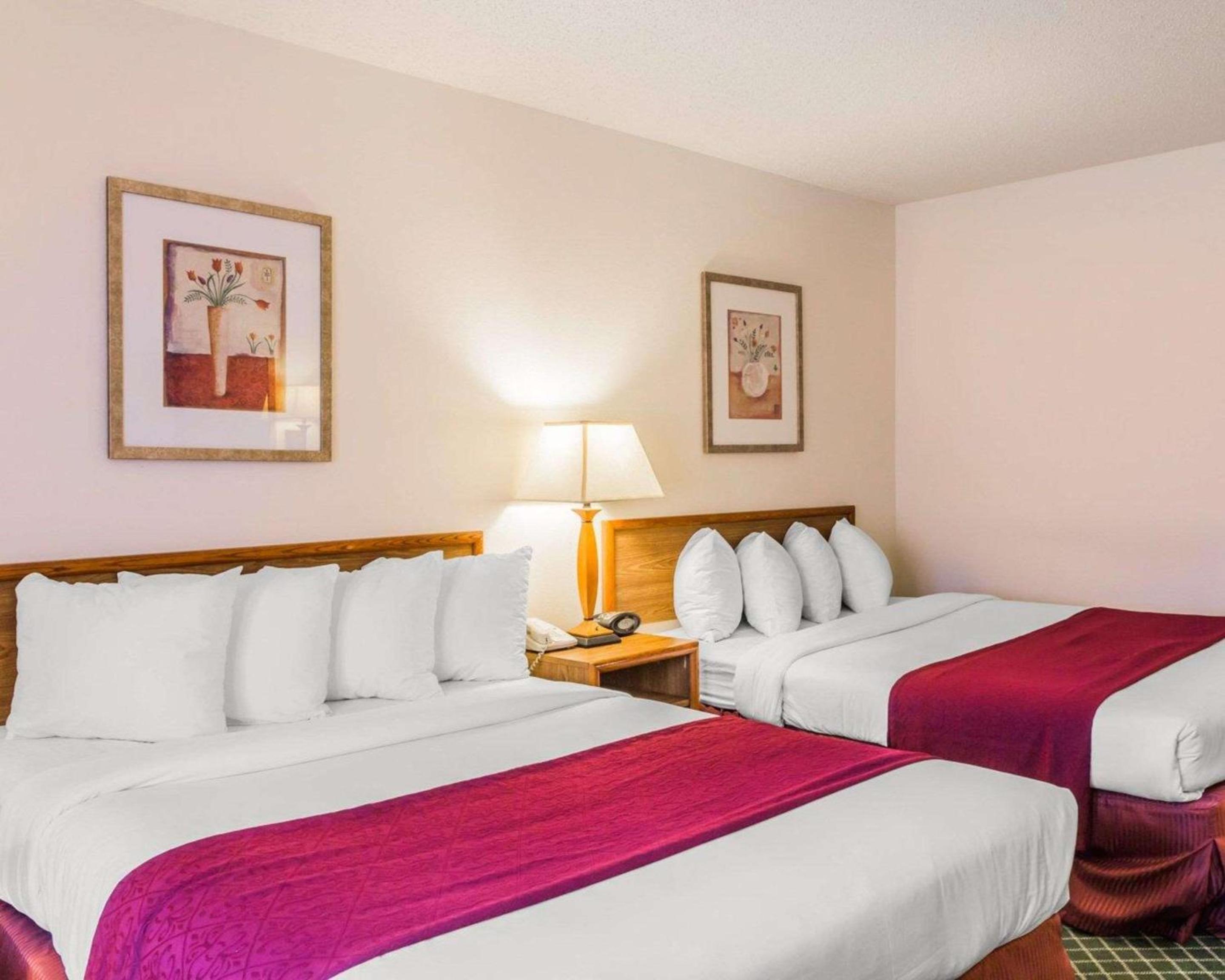 Queen Room with Two Queen Beds - Non-Smoking - Photo 2