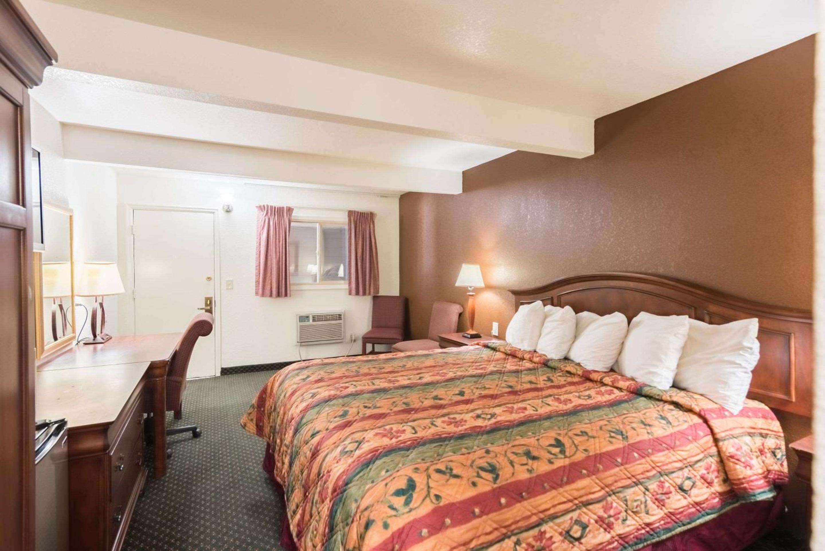 Standard King Room - Non-Smoking  photo 1