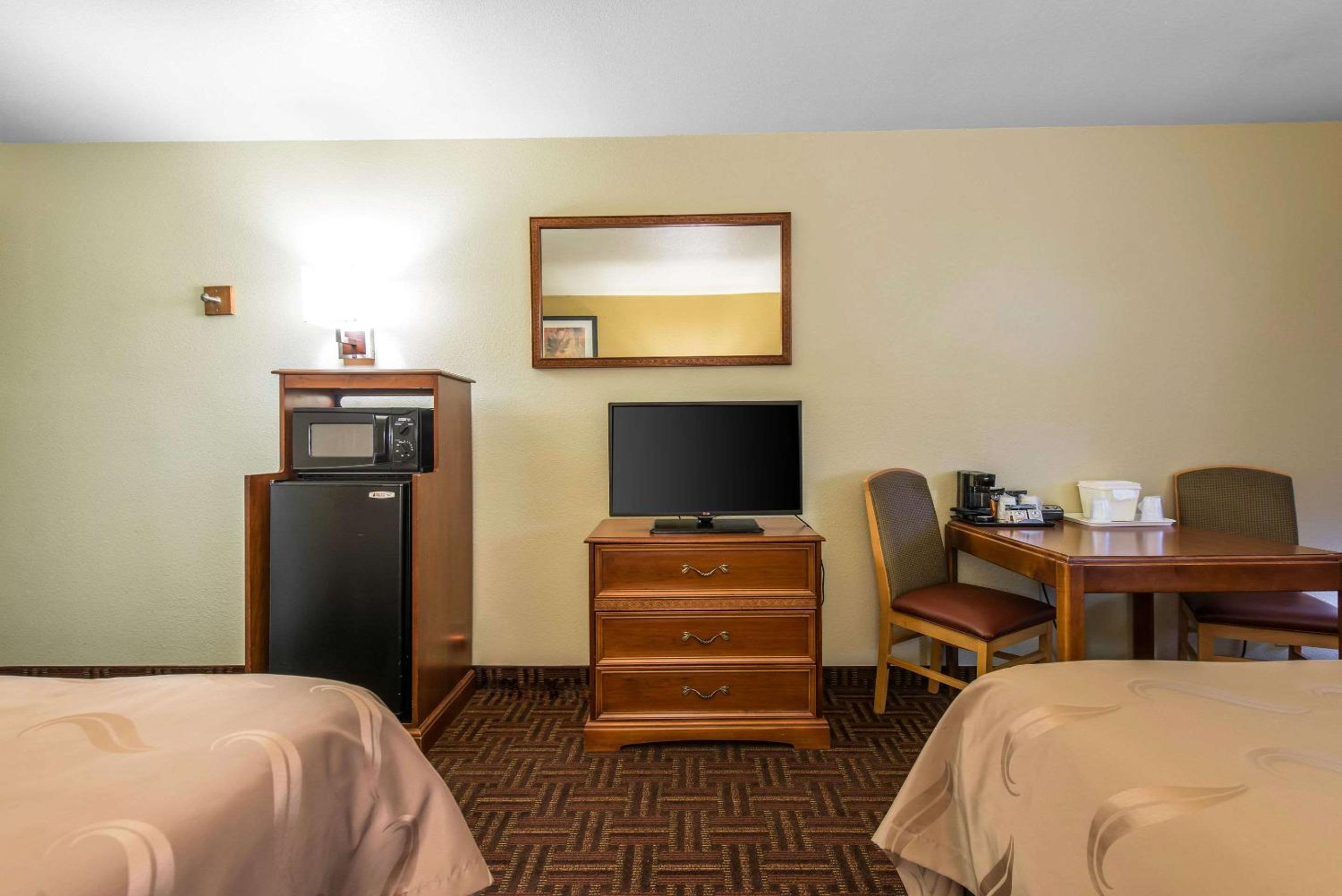 Queen Room with Two Queen Beds - Non-Smoking photo 2