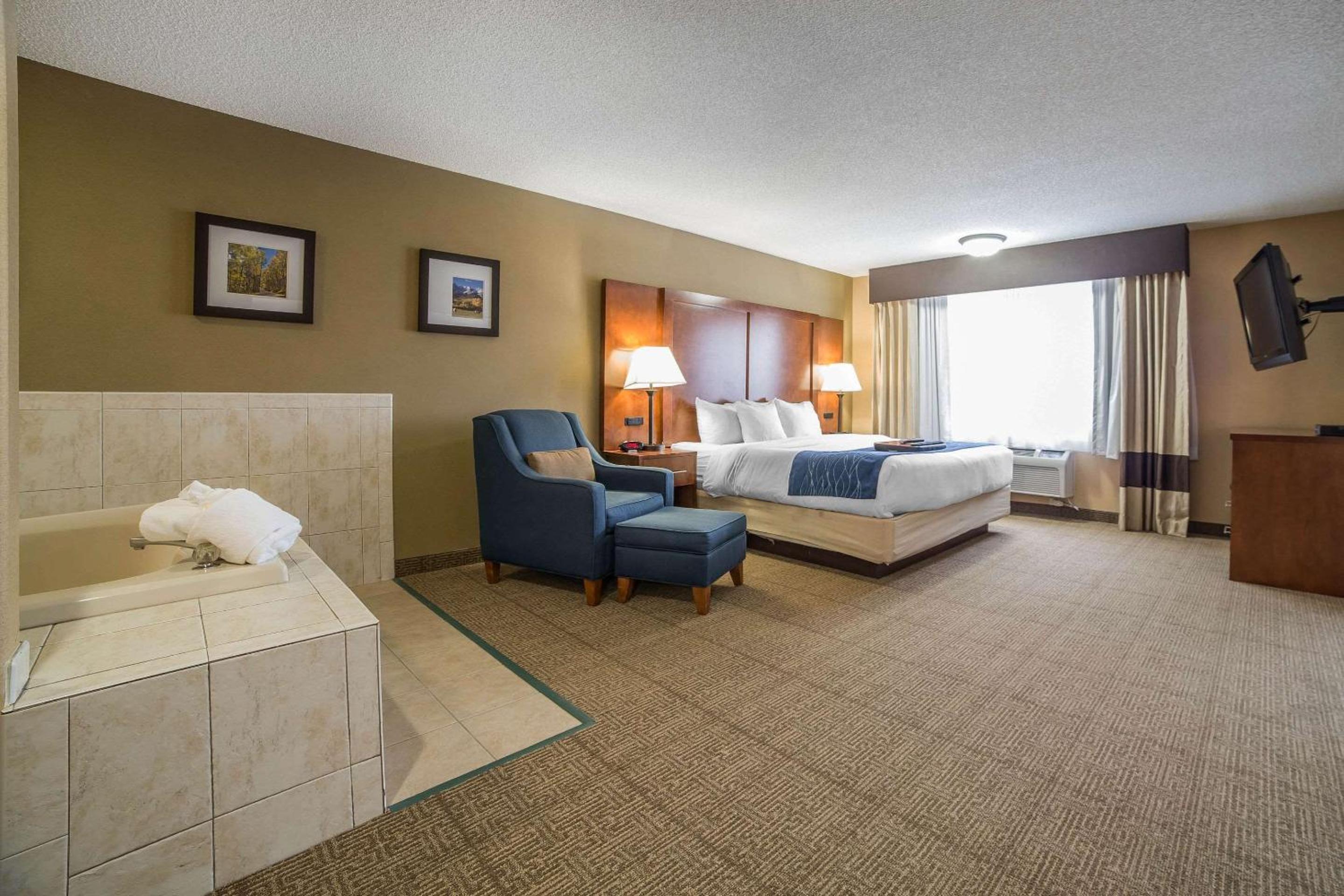 King Suite - Non-Smoking - Photo 6
