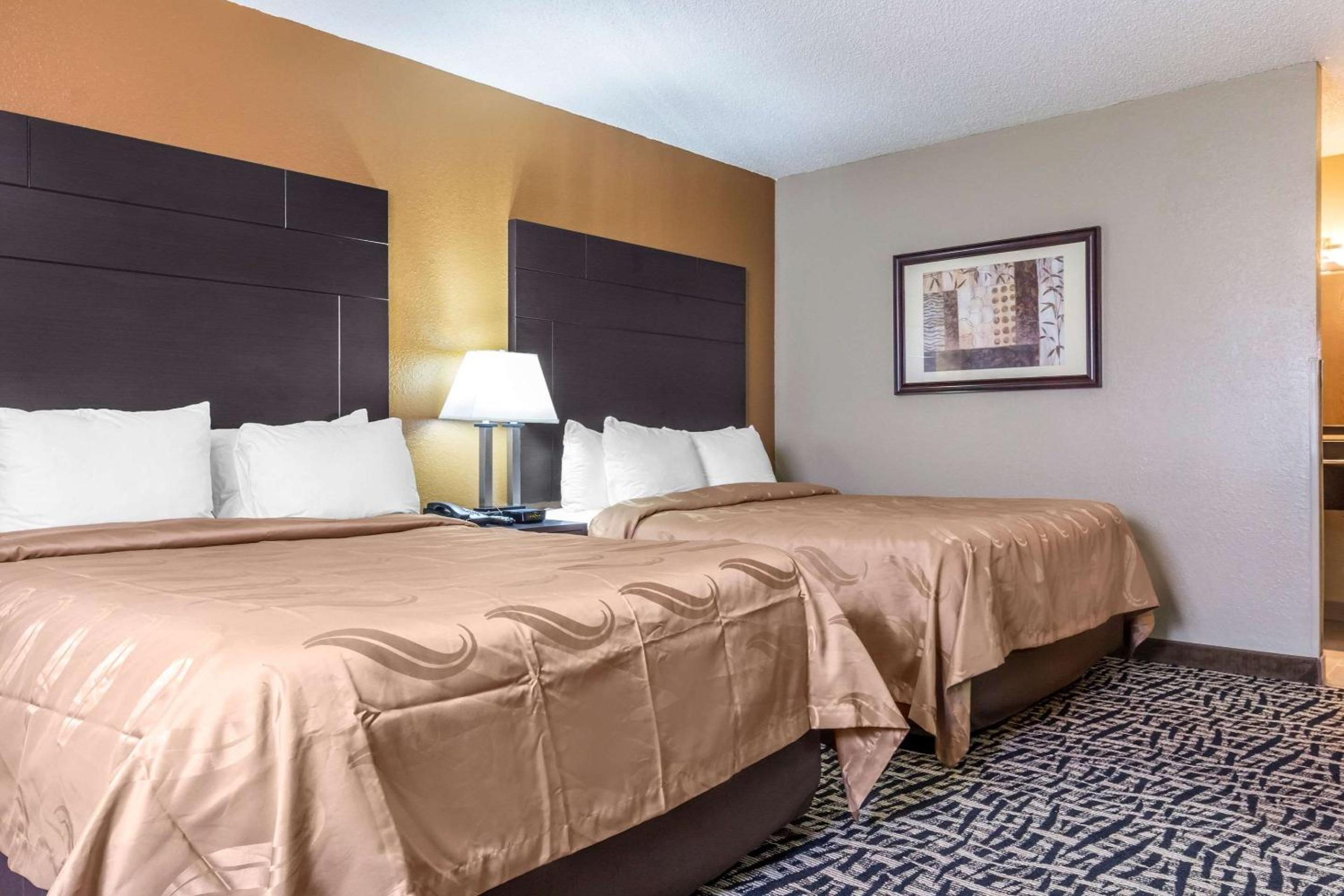 Queen Suite with Three Queen Beds - Non Smoking/Interior Hall - Photo 4