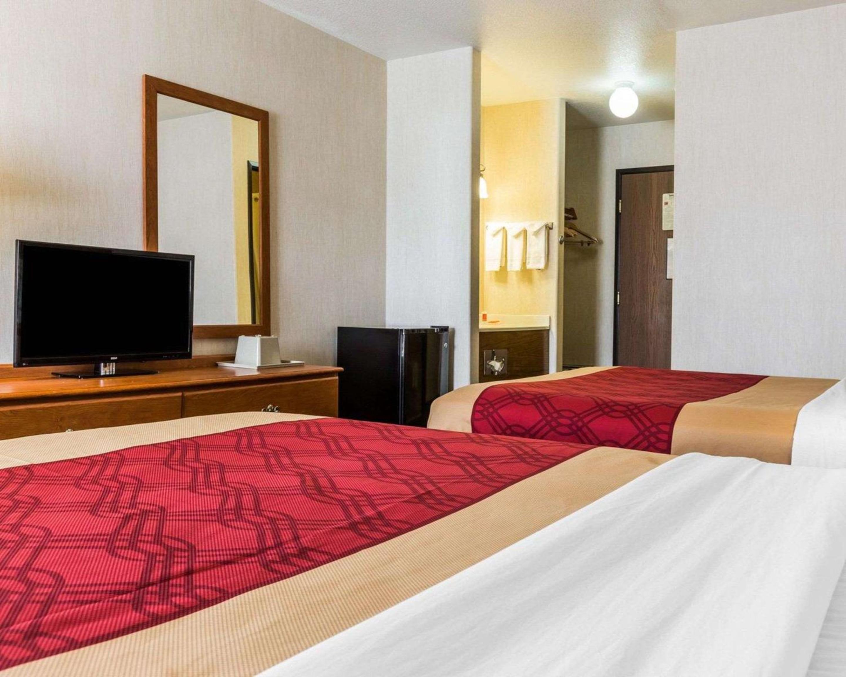 Queen Room with Two Queen Beds - Non-Smoking photo 2