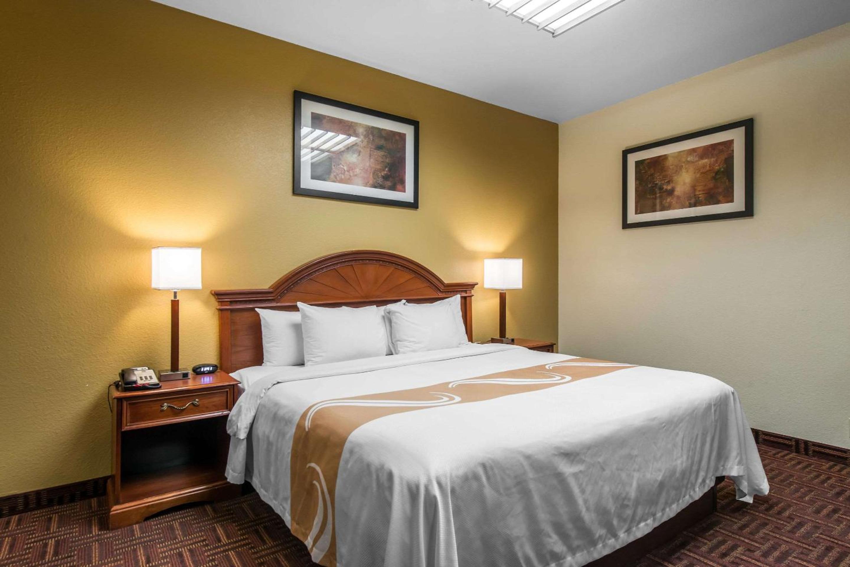 Large King Suite - Non Smoking photo 1