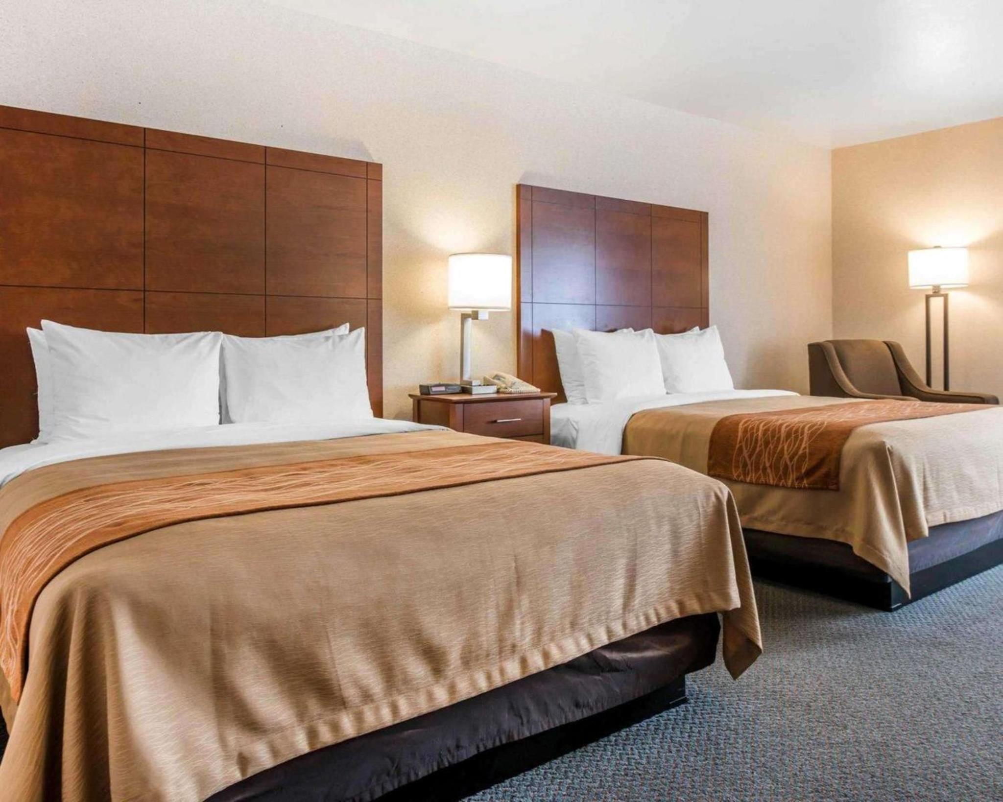 Queen Room with Two Queen Beds - Non-Smoking - Photo 4