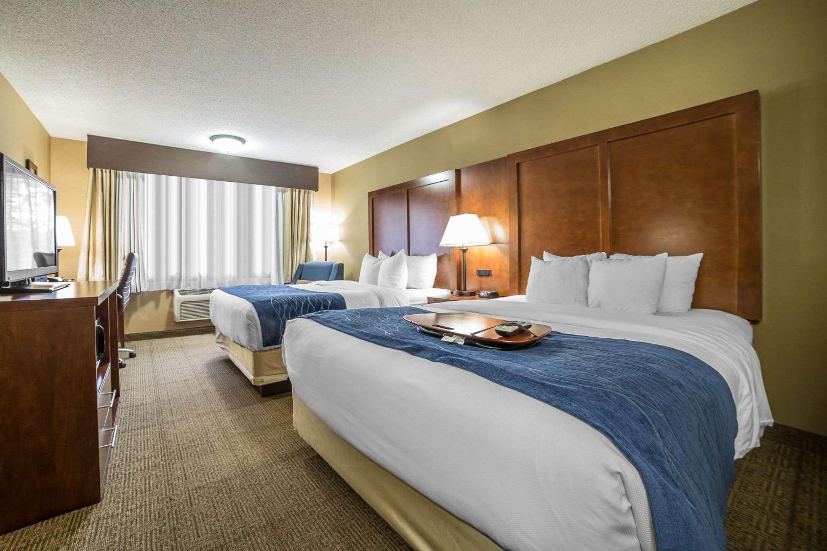 Queen Room with Two Queen Beds - Non-Smoking - Photo 3