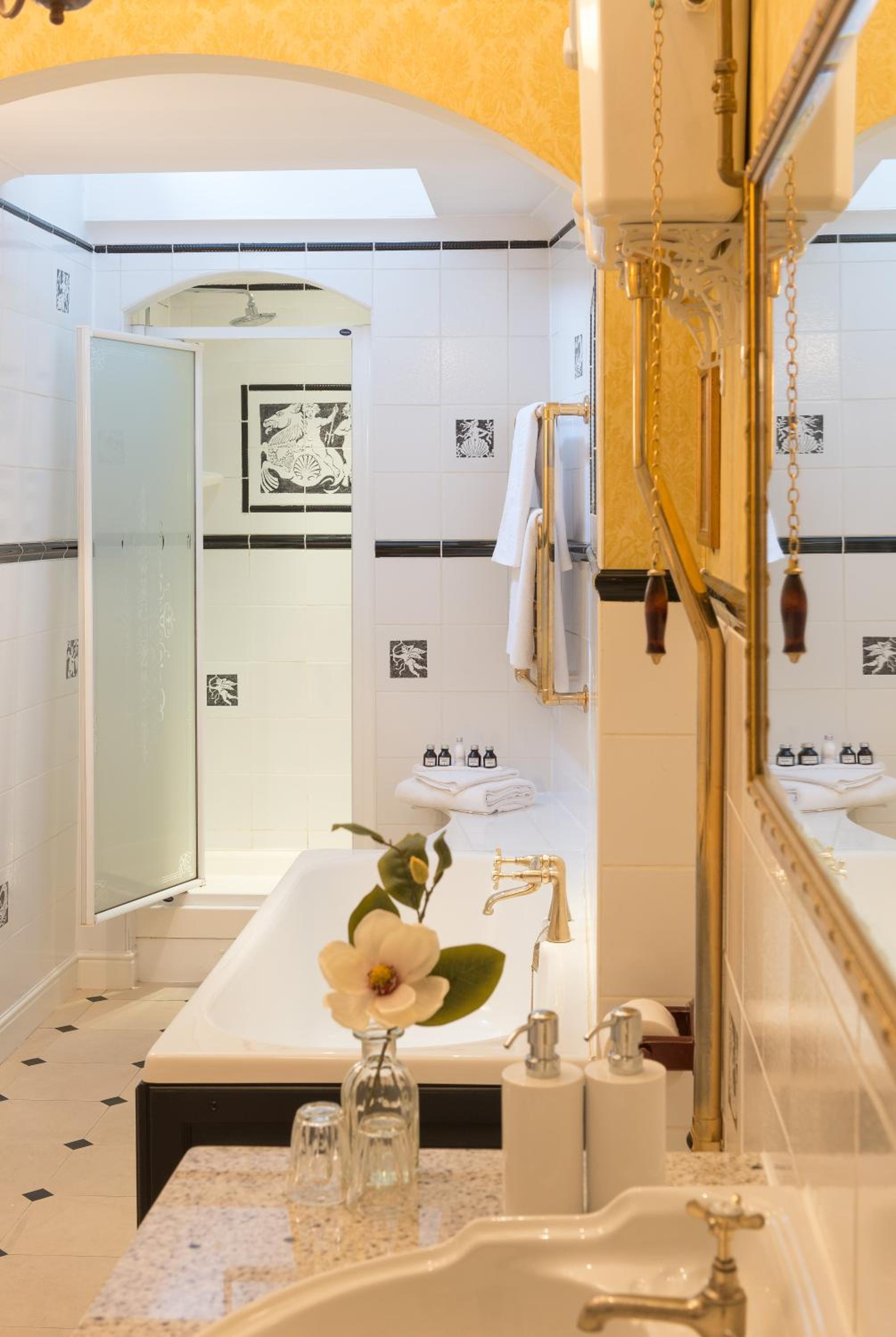 King Suite - Non-Smoking - Photo 14
