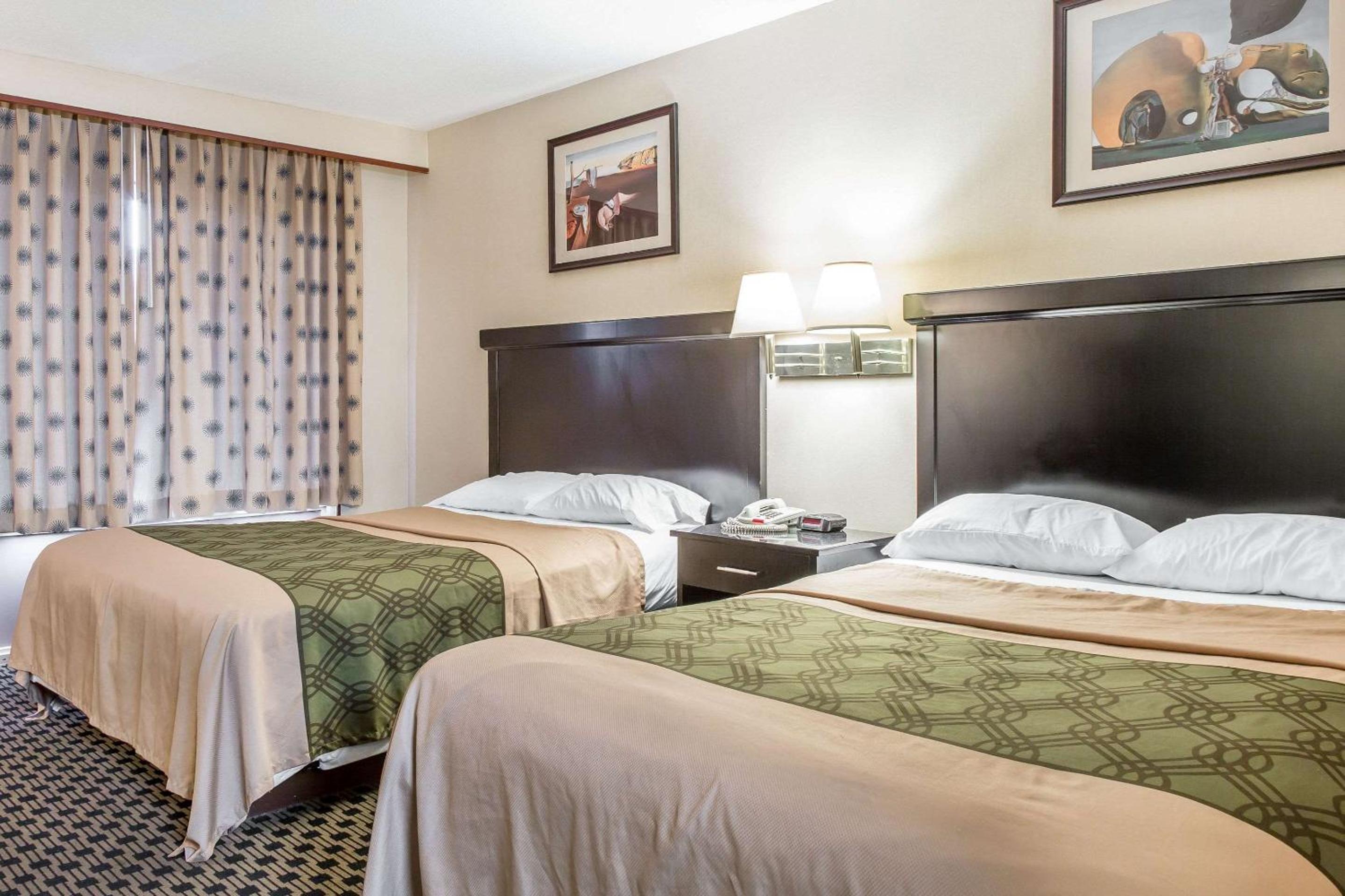Queen Room with Two Queen Beds - Non-Smoking - Photo 2