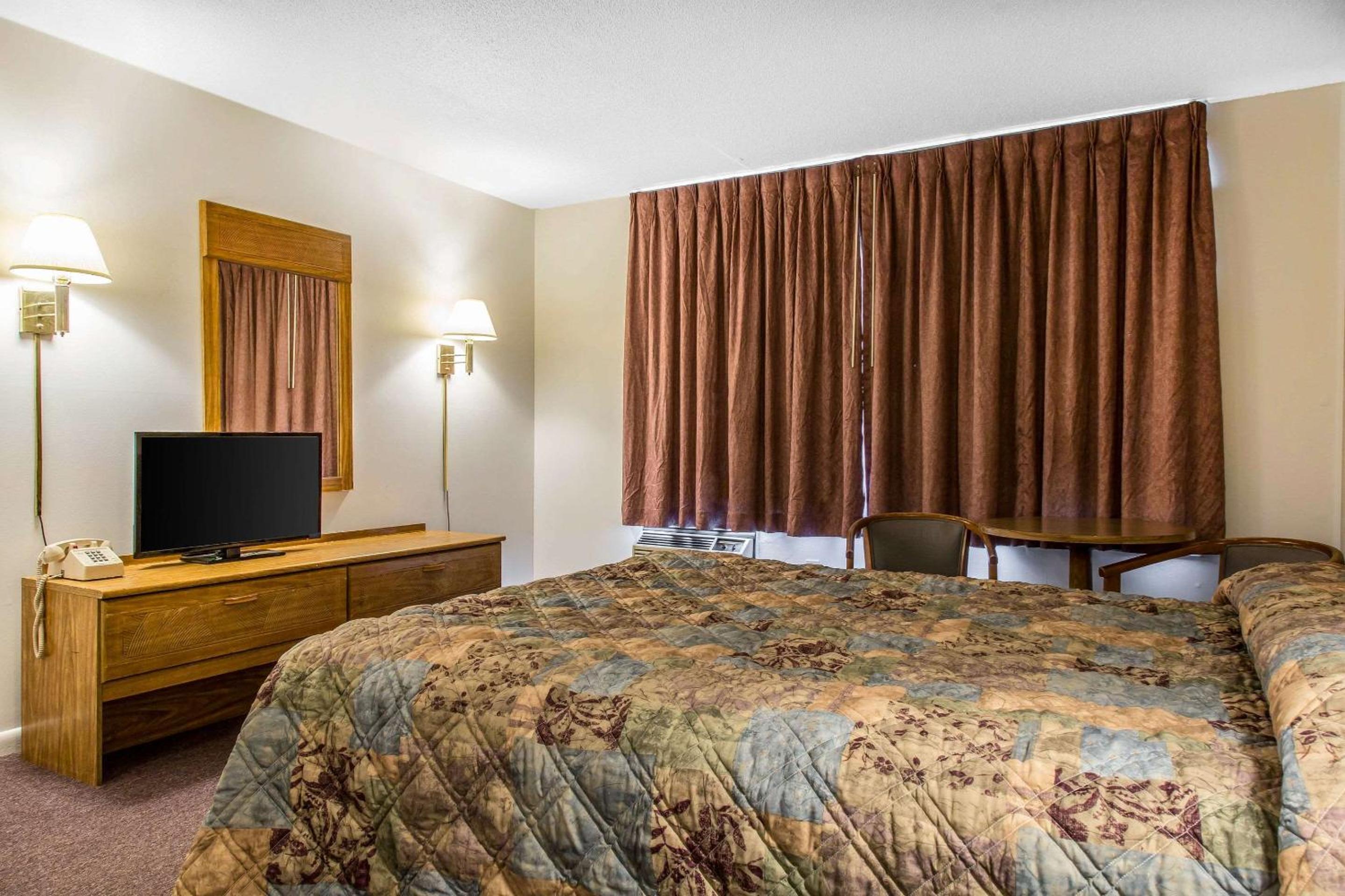 Standard Queen Room - Non-Smoking photo 1