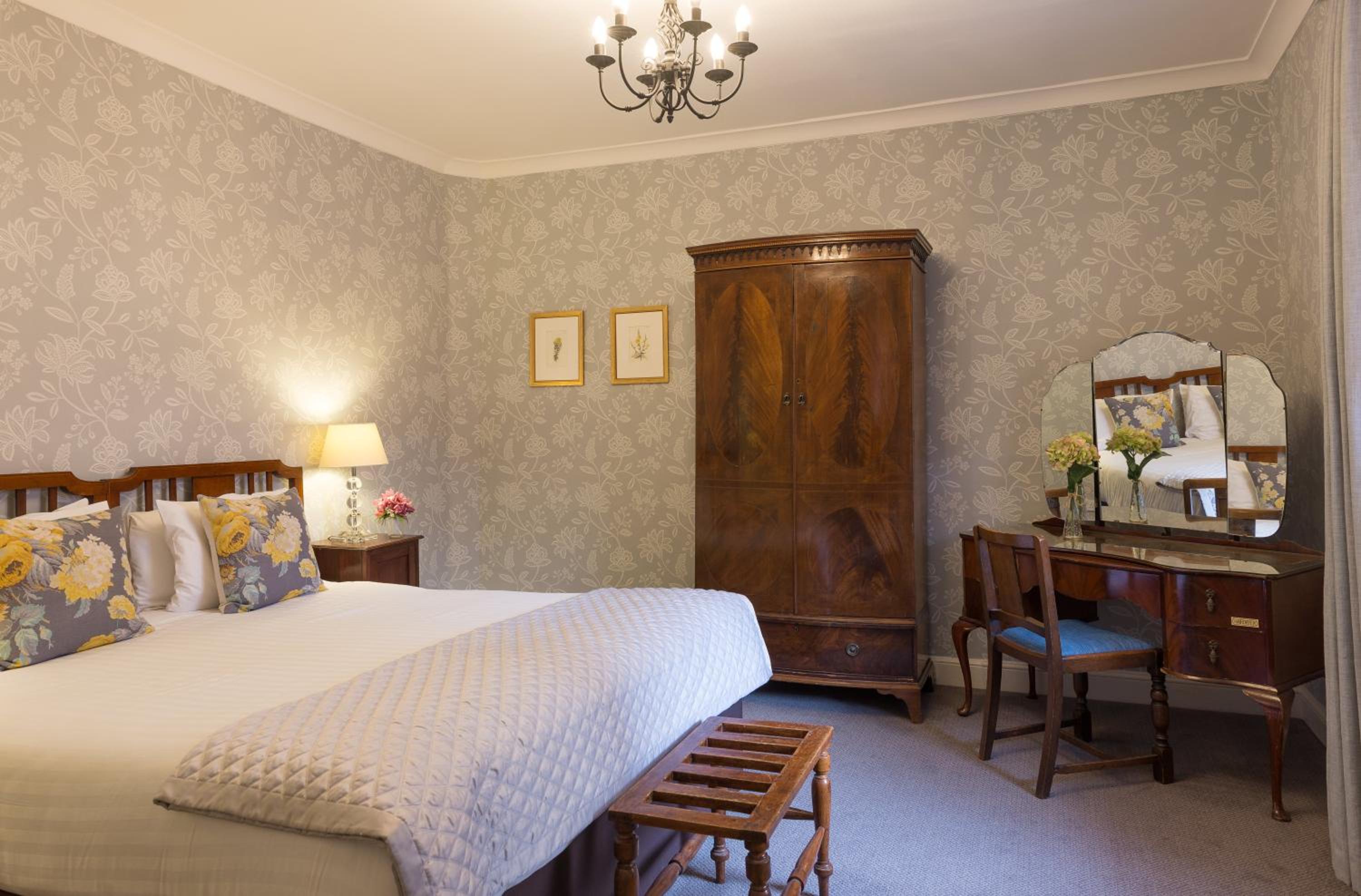 King Suite - Non-Smoking - Photo 11