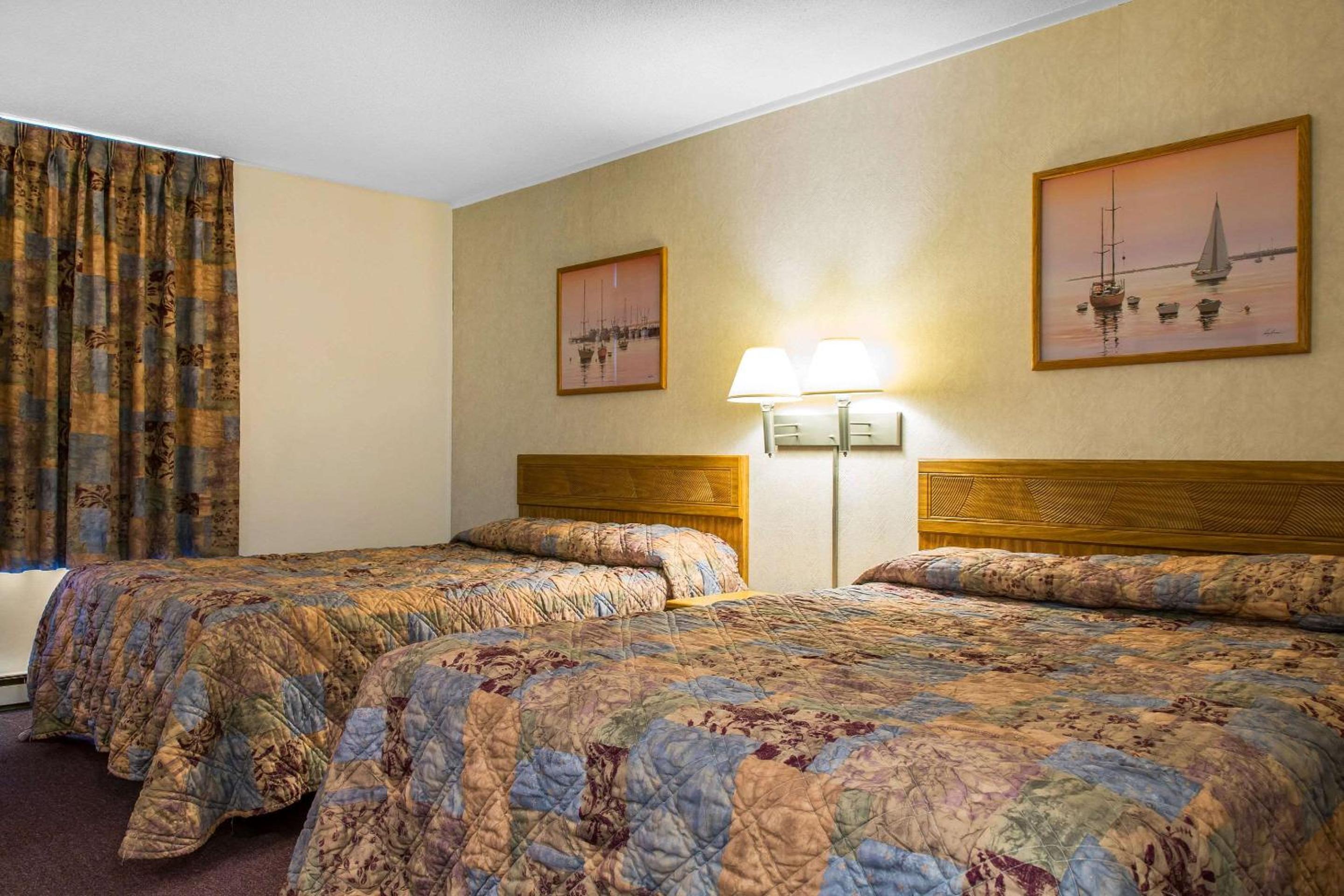 Queen Room with Two Queen Beds - Non-Smoking - Photo 1