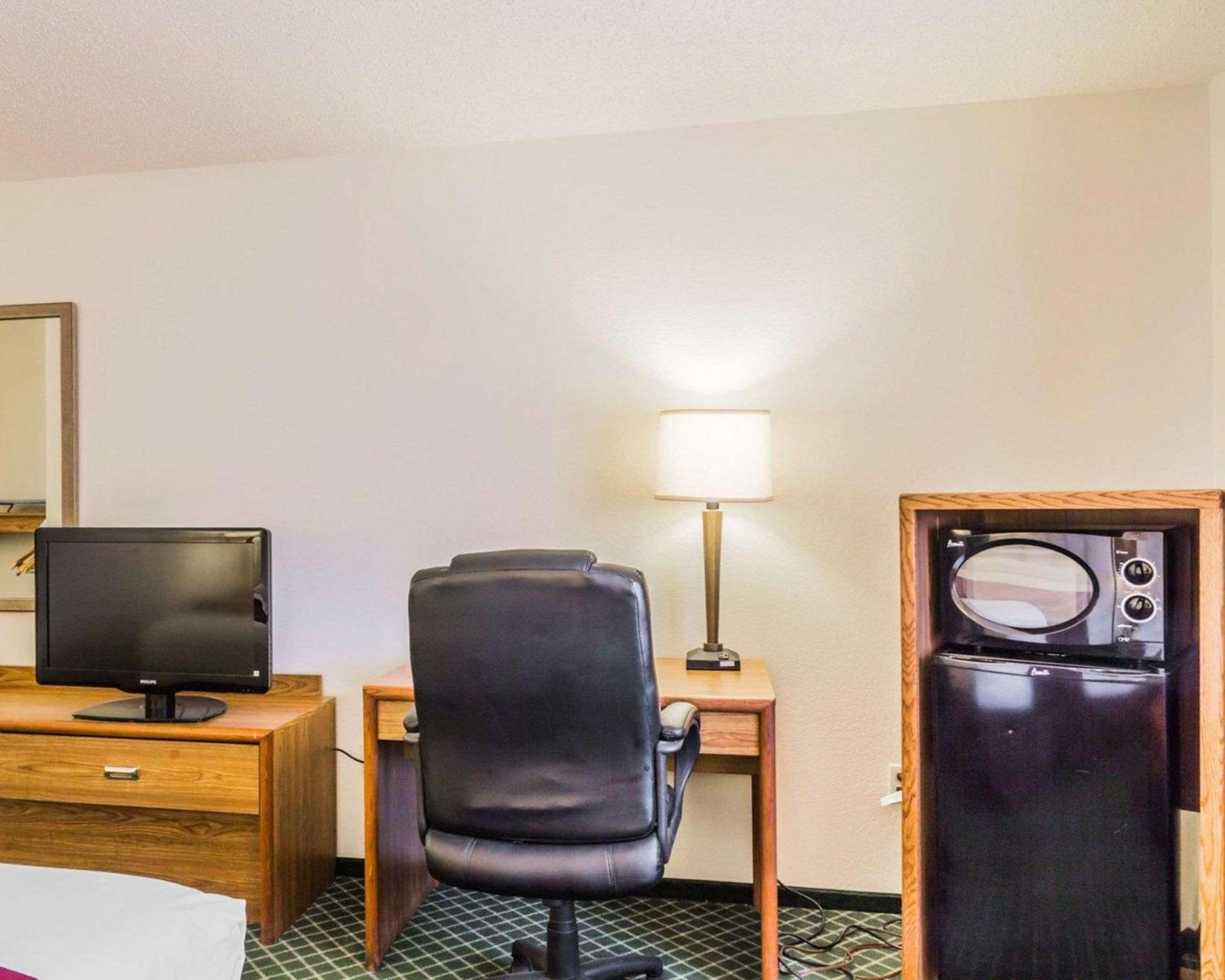 King Room - Non-Smoking - Photo 2