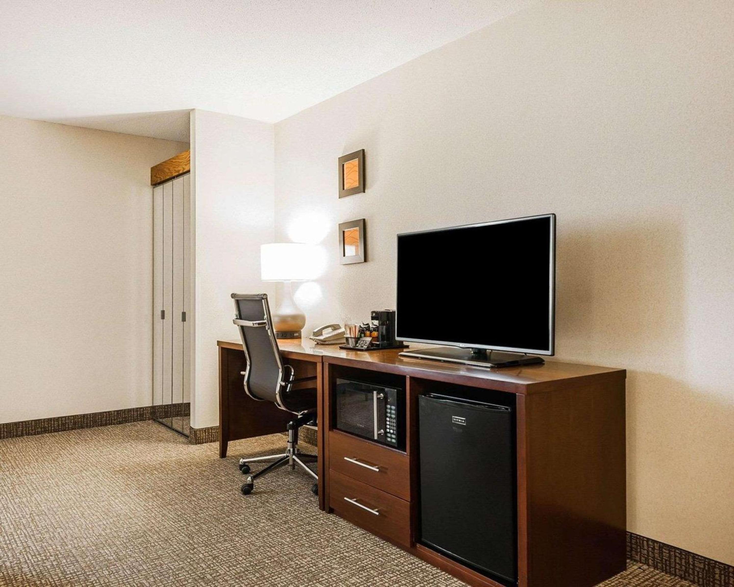 King Room With Accessible Tub - Disability Access/Non-Smoking photo 2