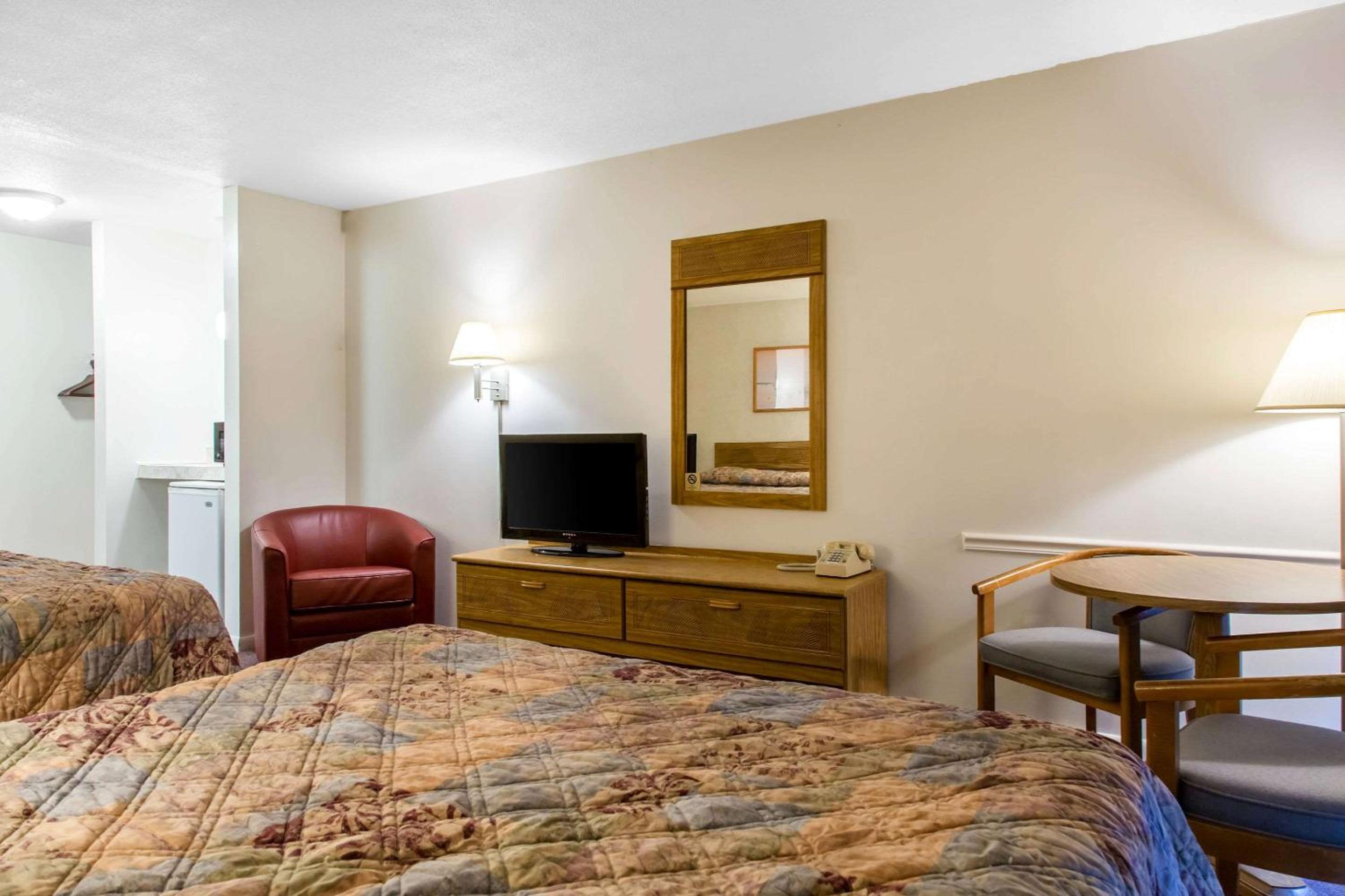 Queen Room with Two Queen Beds - Non-Smoking - Photo 3