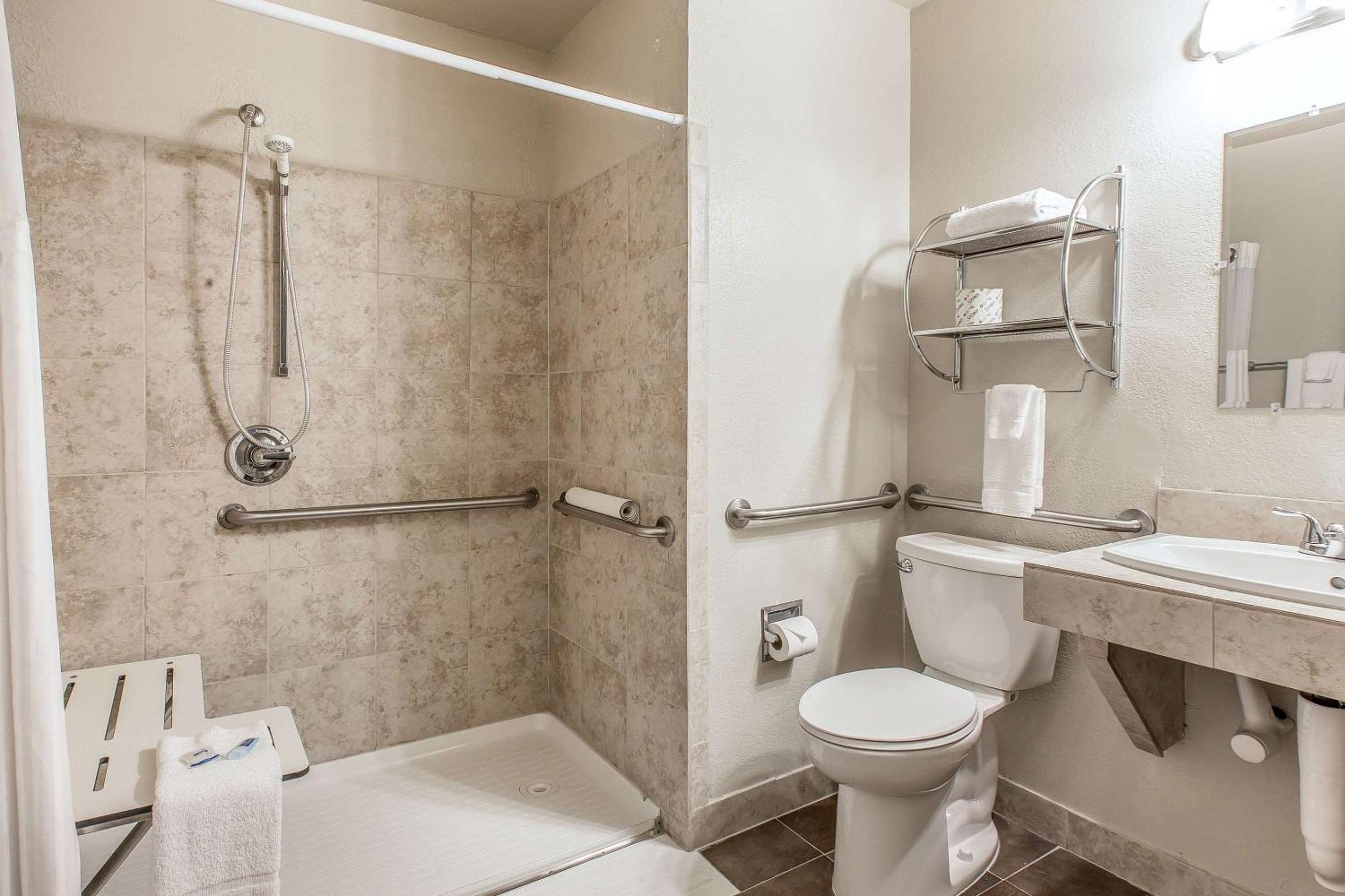 Queen Room - Accessible/Nonsmoking photo 2