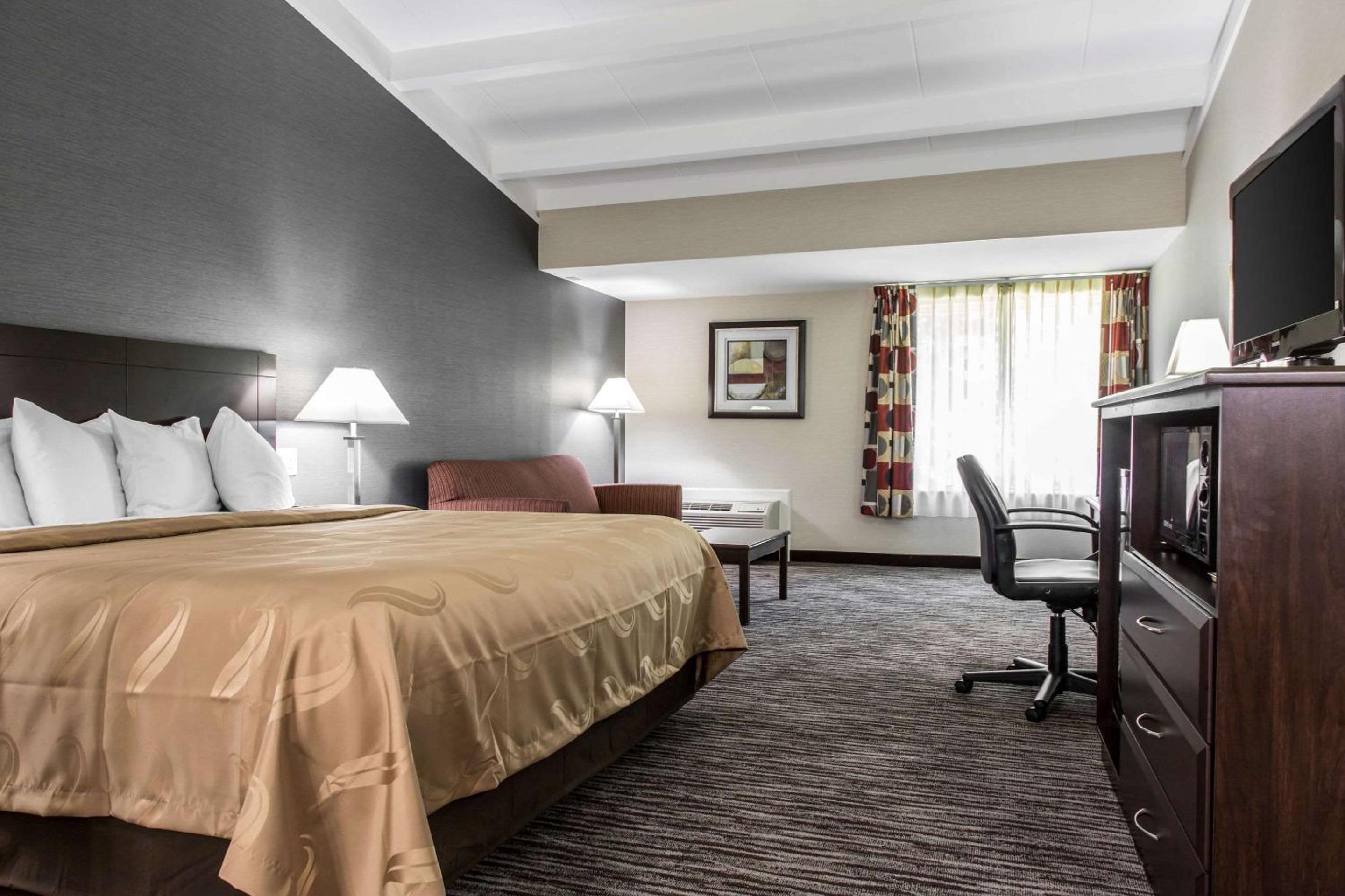 King Suite - Non-Smoking photo 1