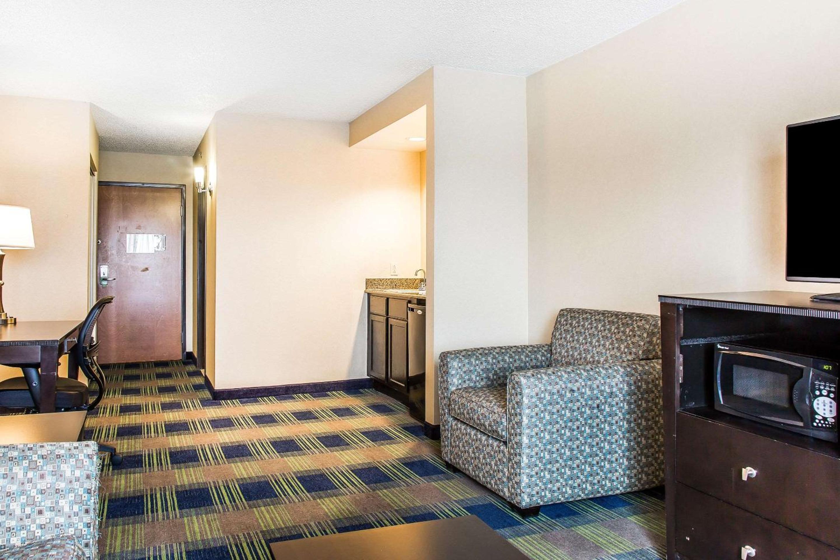 King Suite with Sofa Bed - Non-Smoking - Photo 3