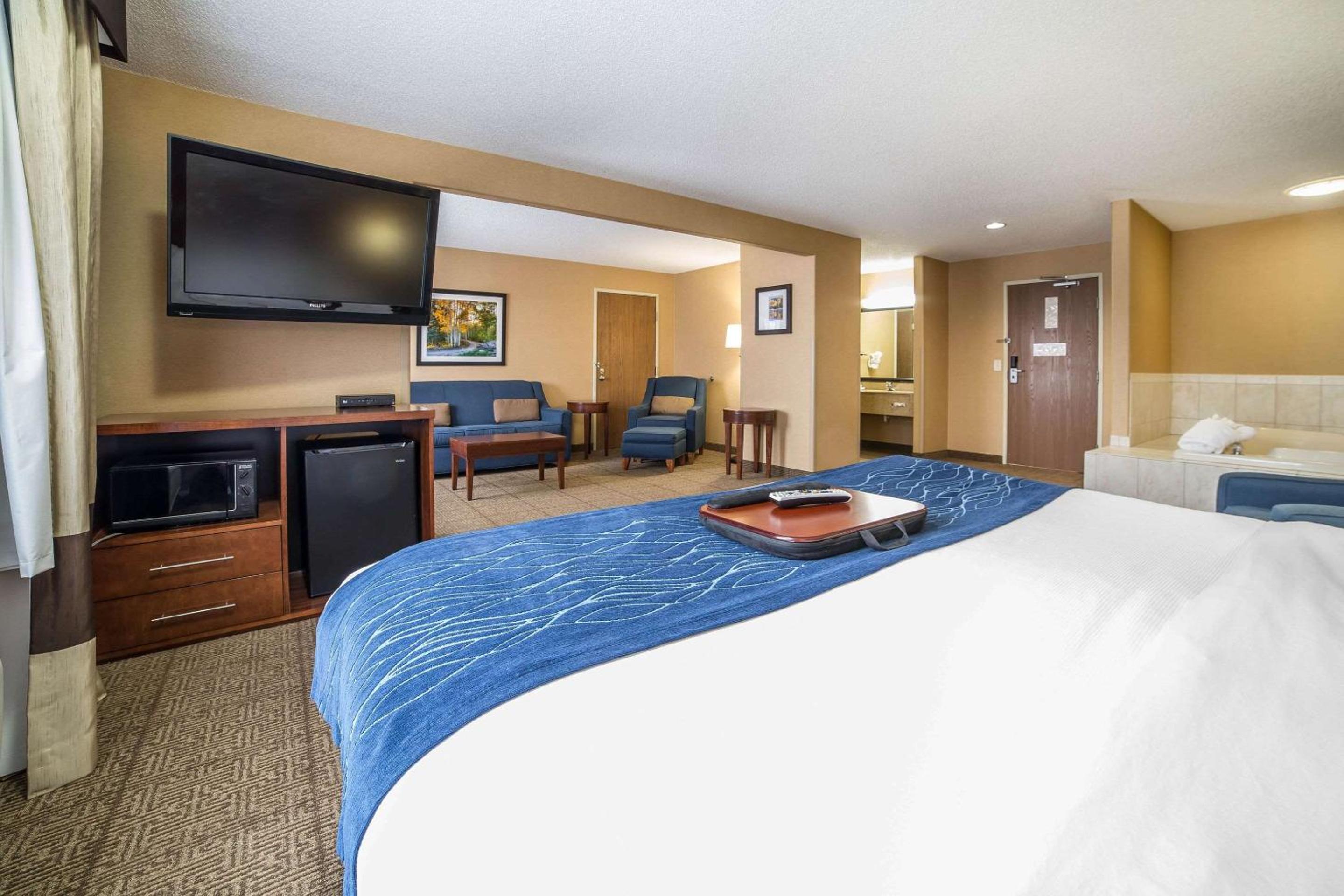 King Suite - Non-Smoking - Photo 2