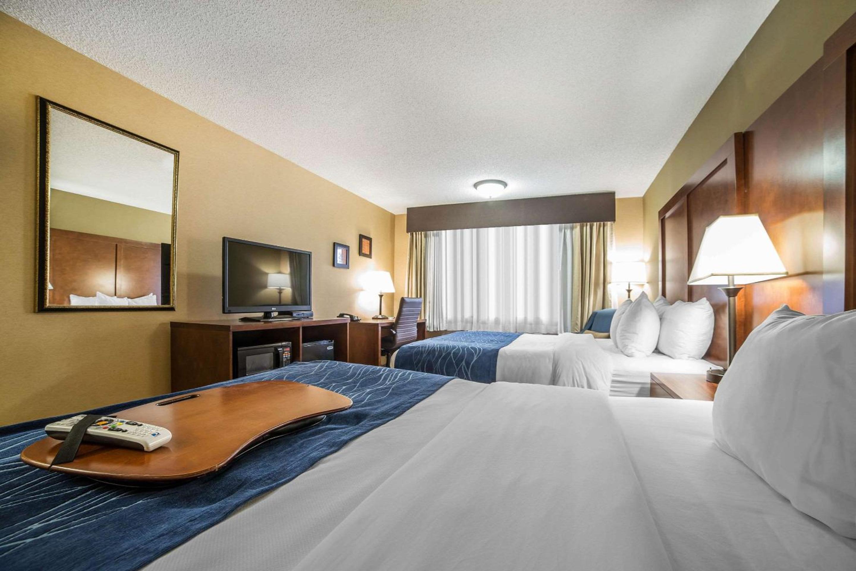Queen Room with Two Queen Beds - Non-Smoking - Photo 5