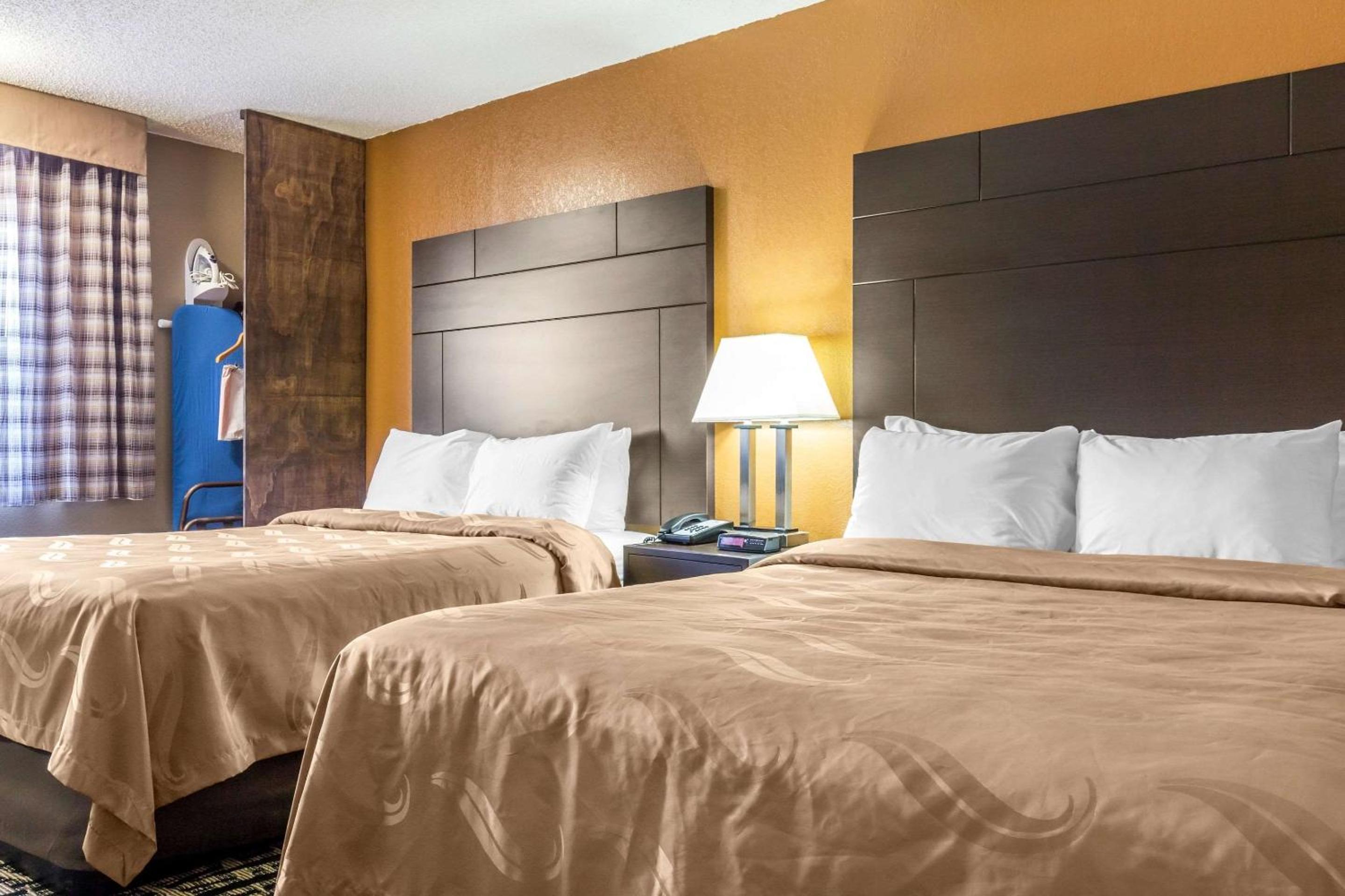 Queen Room with Two Queen Beds - Non-Smoking - Photo 3