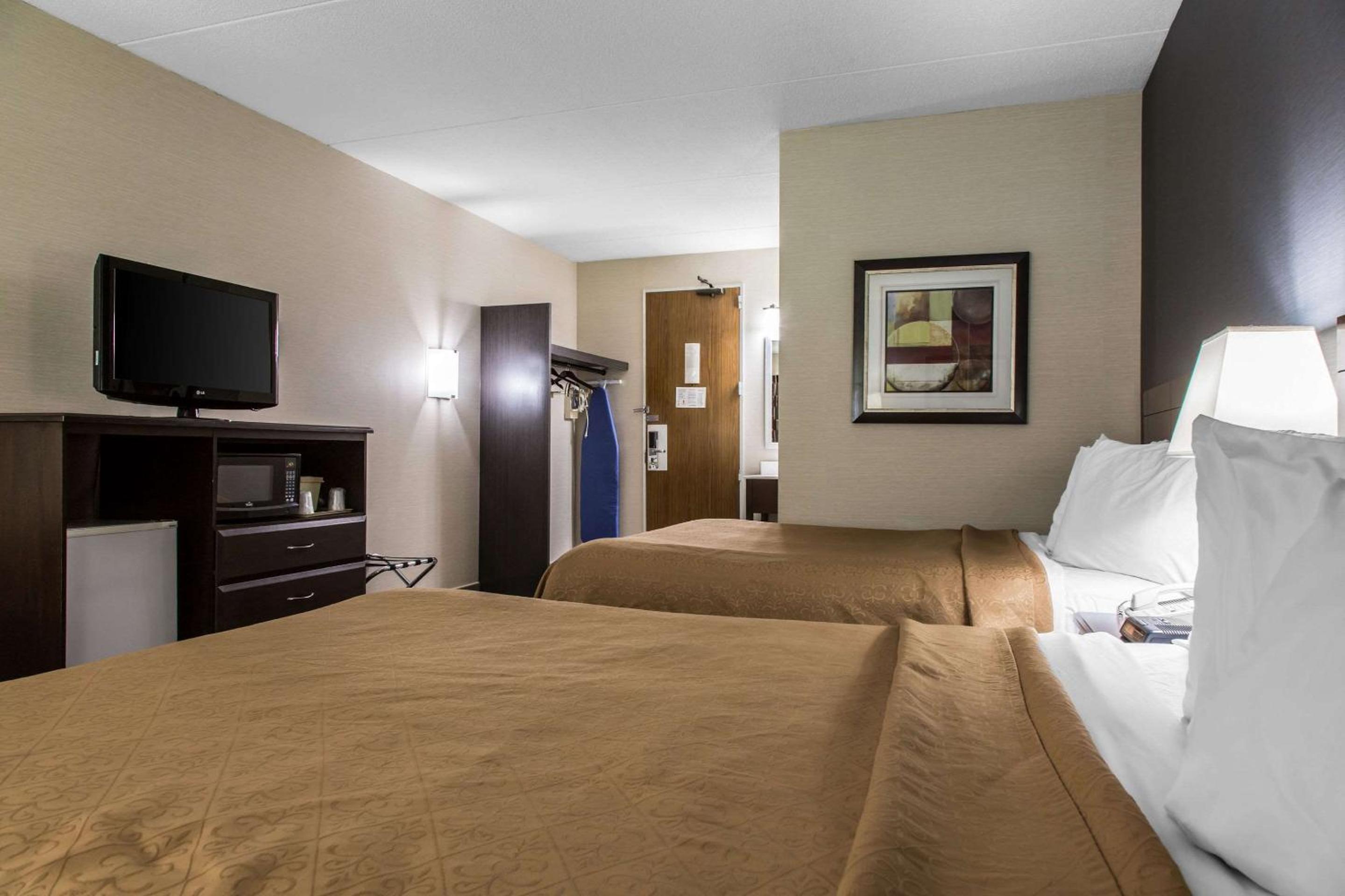 Queen Room with Two Queen Beds - Non-Smoking - Photo 2