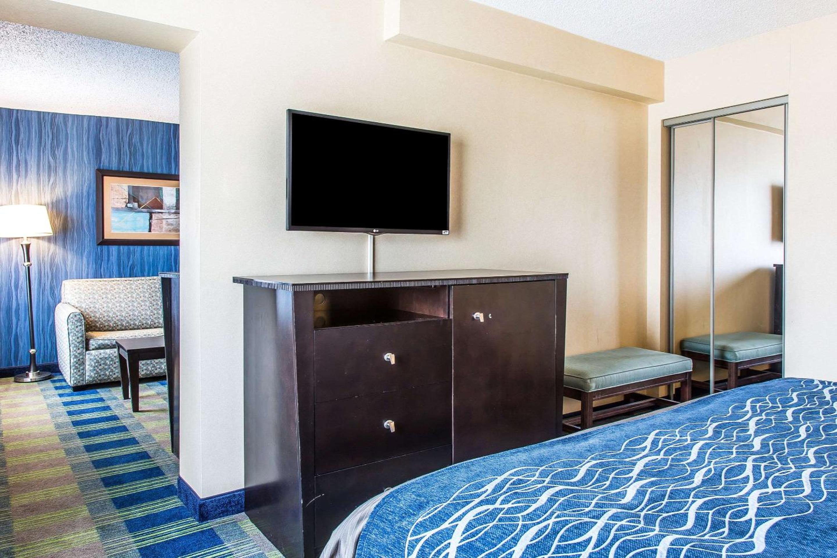 King Suite - Non-Smoking - Photo 1