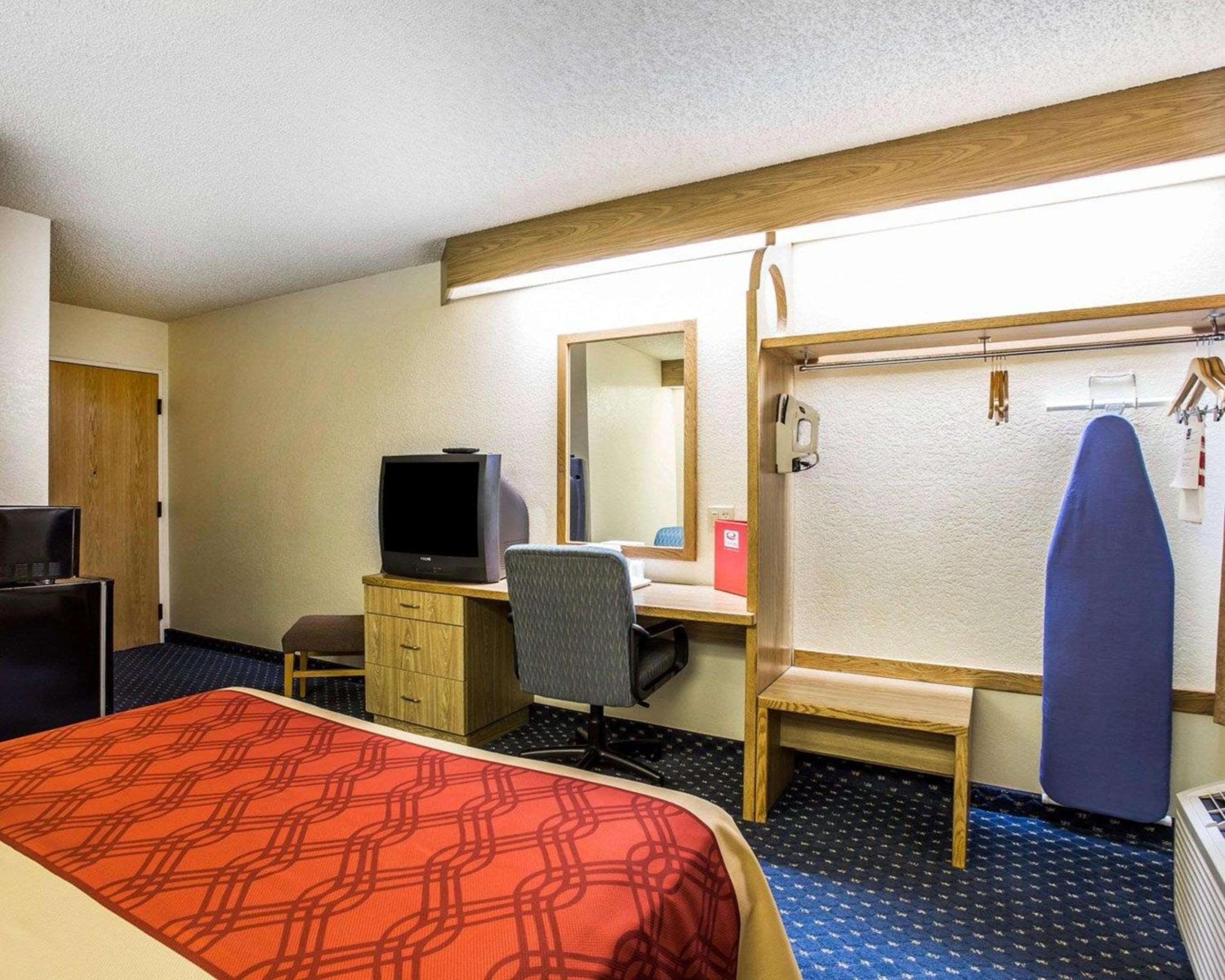 Queen Room - Non-Smoking - Photo 3