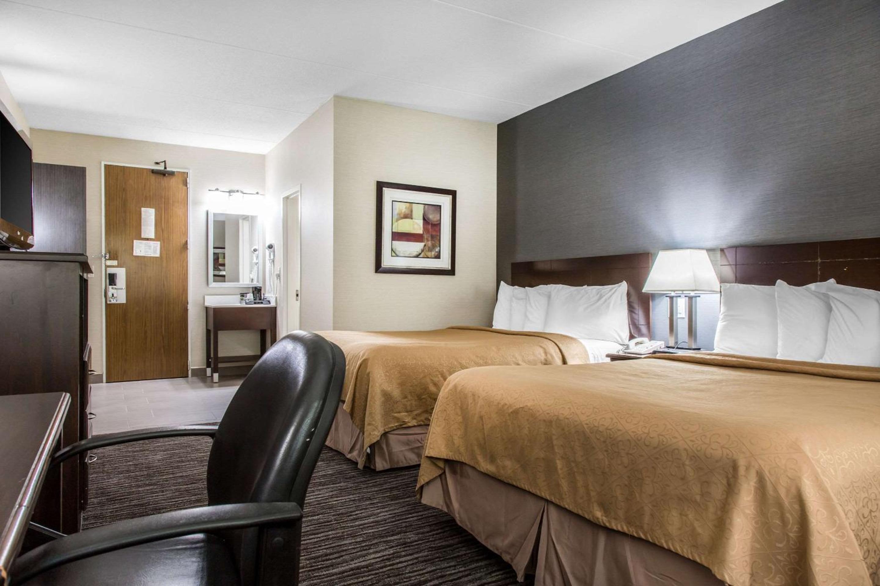 Queen Room with Two Queen Beds - Non-Smoking - Photo 3