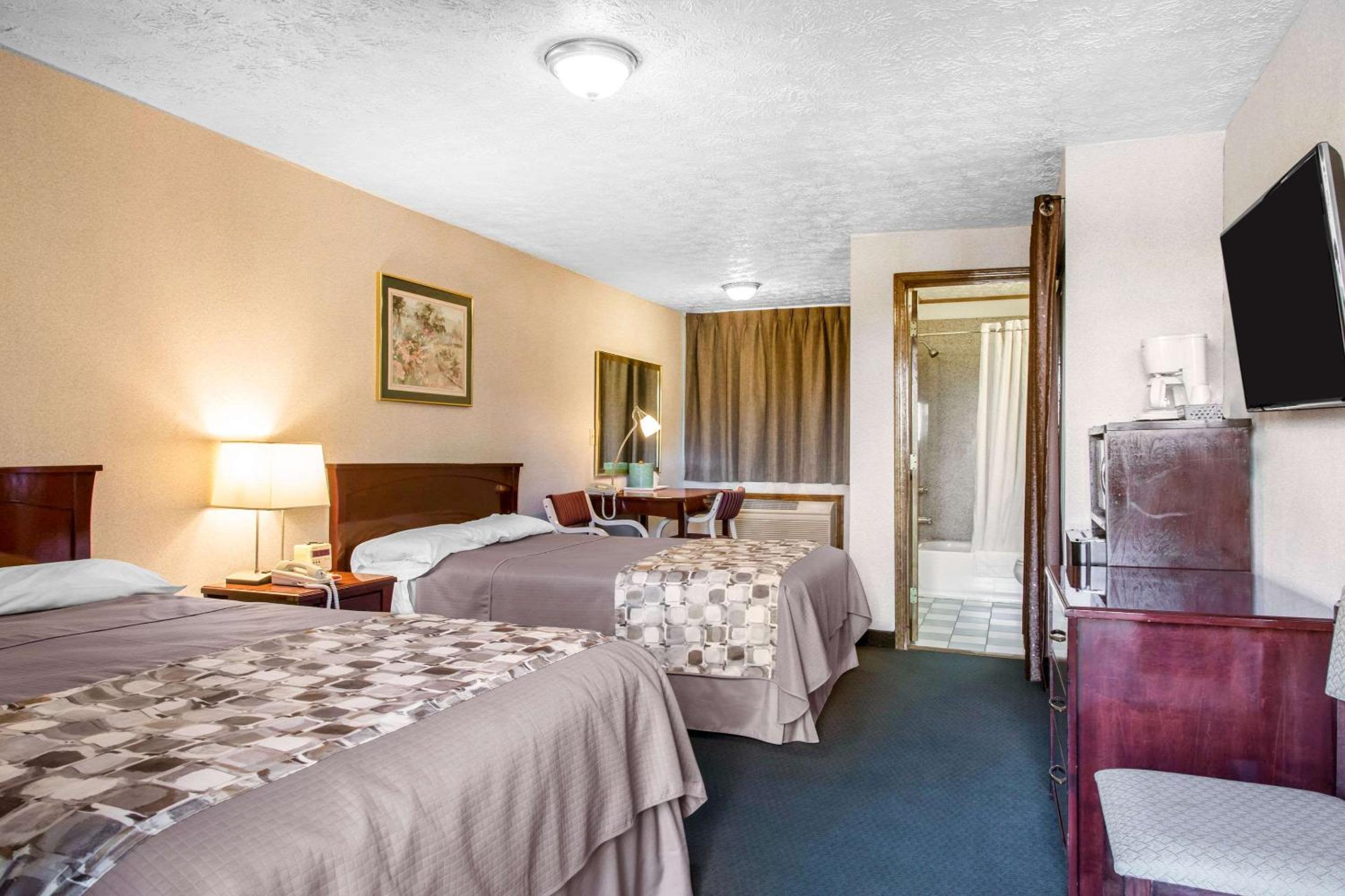 Queen Suite - Non-Smoking - Photo 3