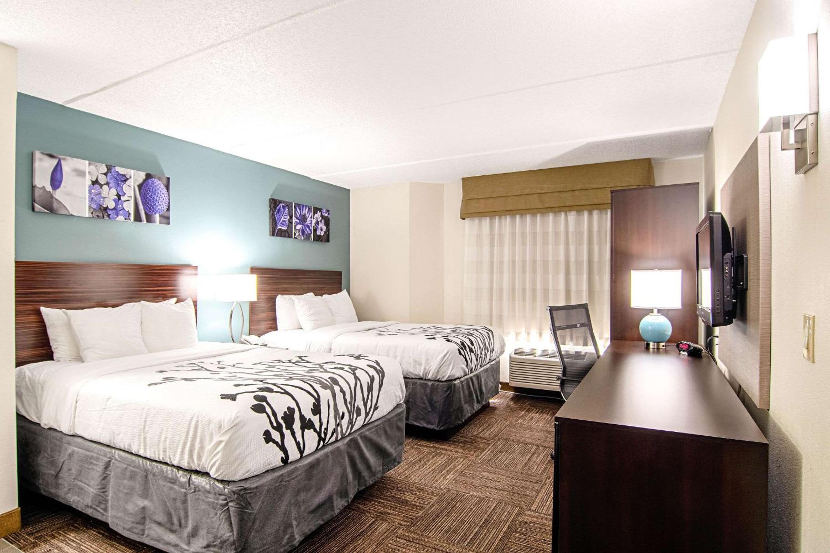 Superior Queen Suite with Two Queen Beds - Non-Smoking - Photo 5