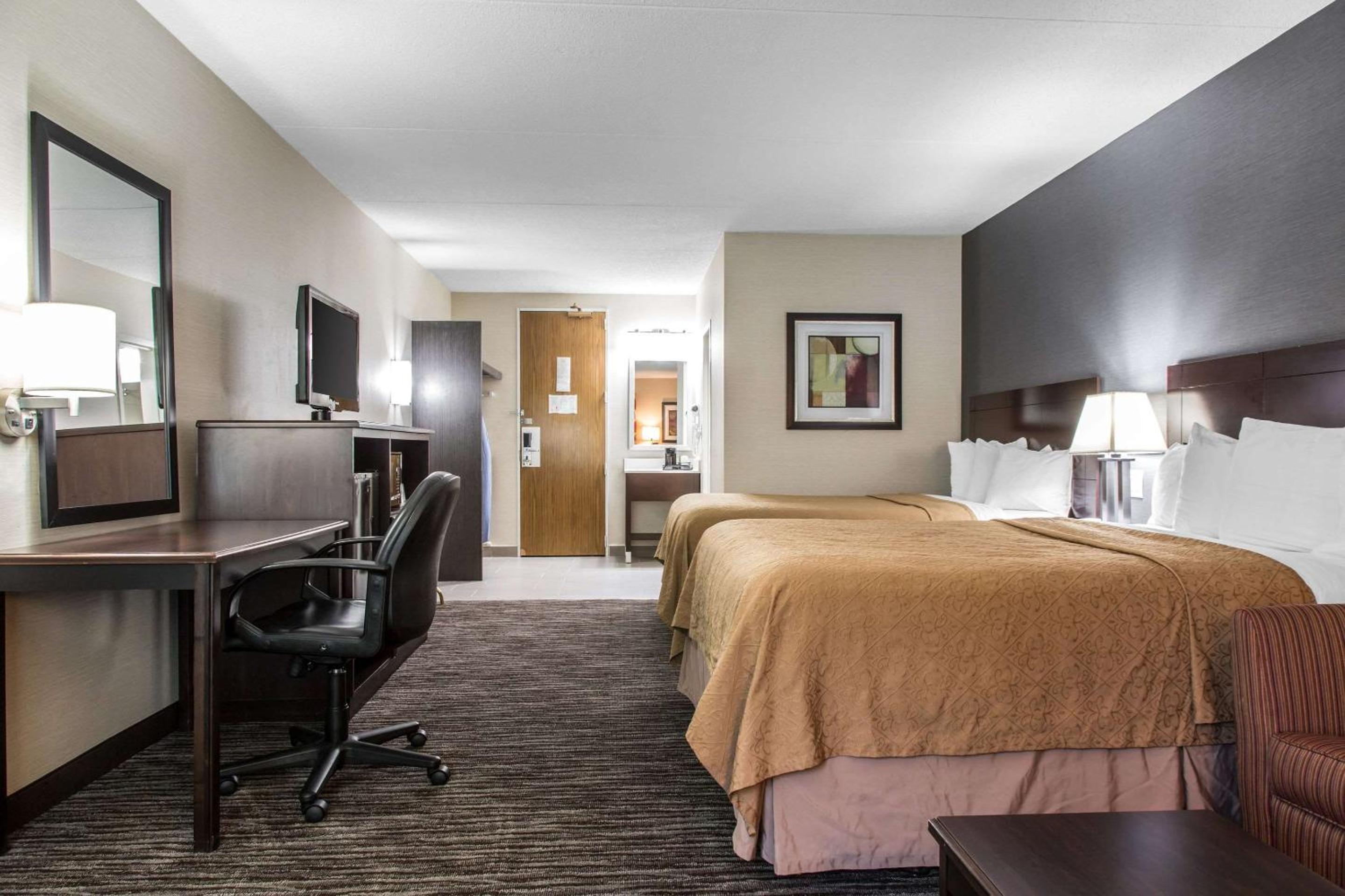Queen Suite With Two Queen Beds Non Smoking  - Photo 2