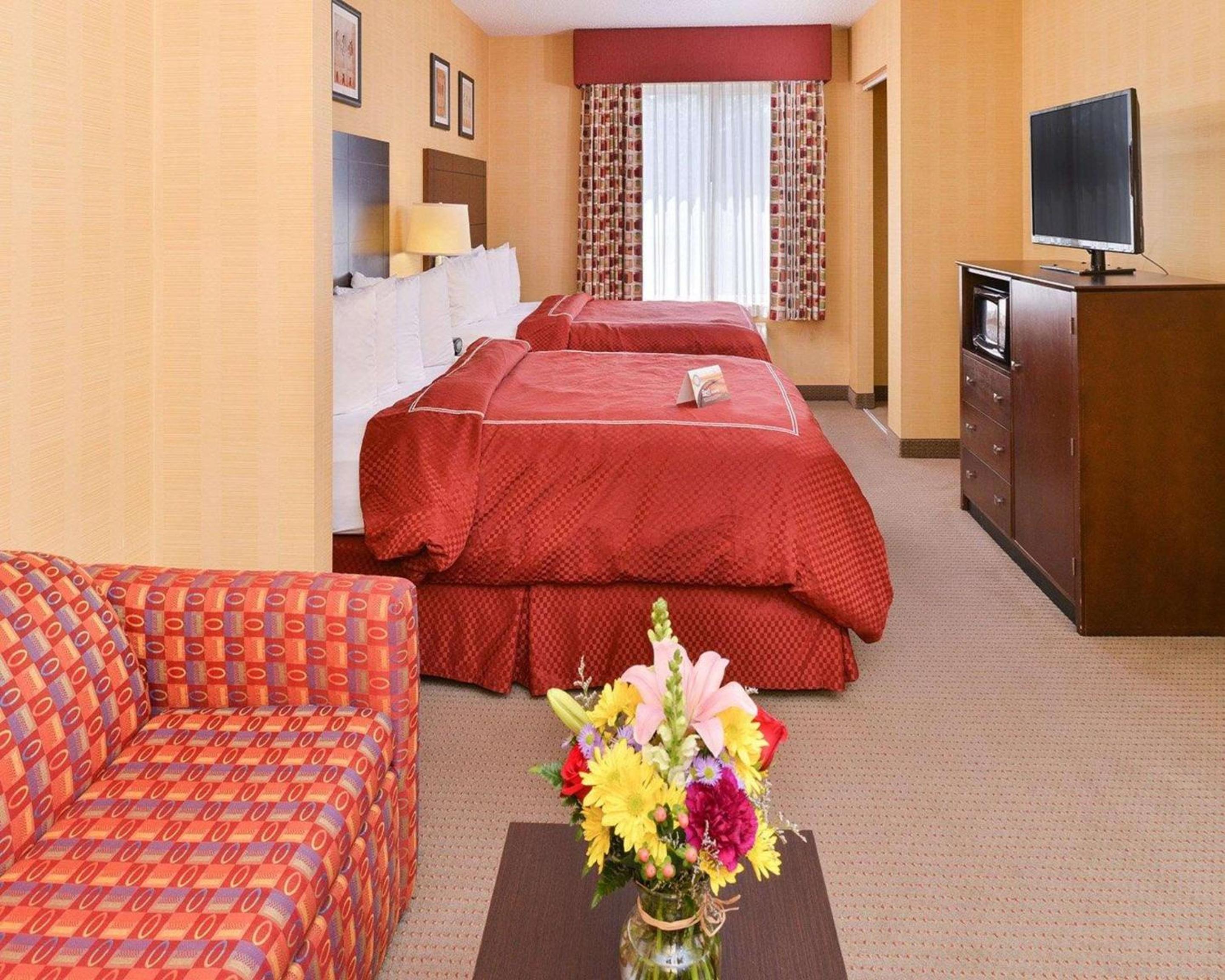 Queen Suite with Two Queen Beds and Sofa Bed - Non-Smoking - Photo 3