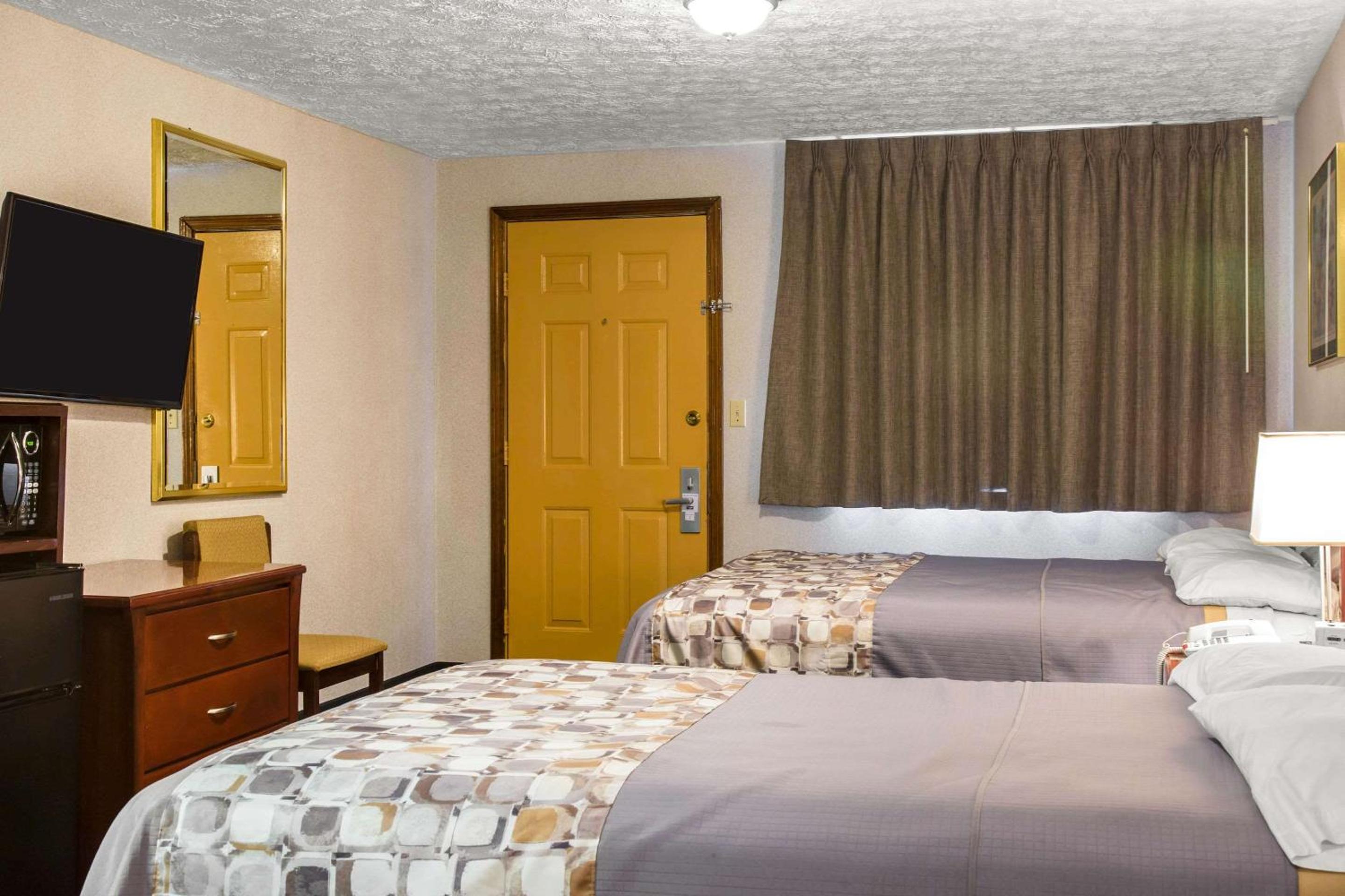 Queen Suite - Non-Smoking - Photo 4