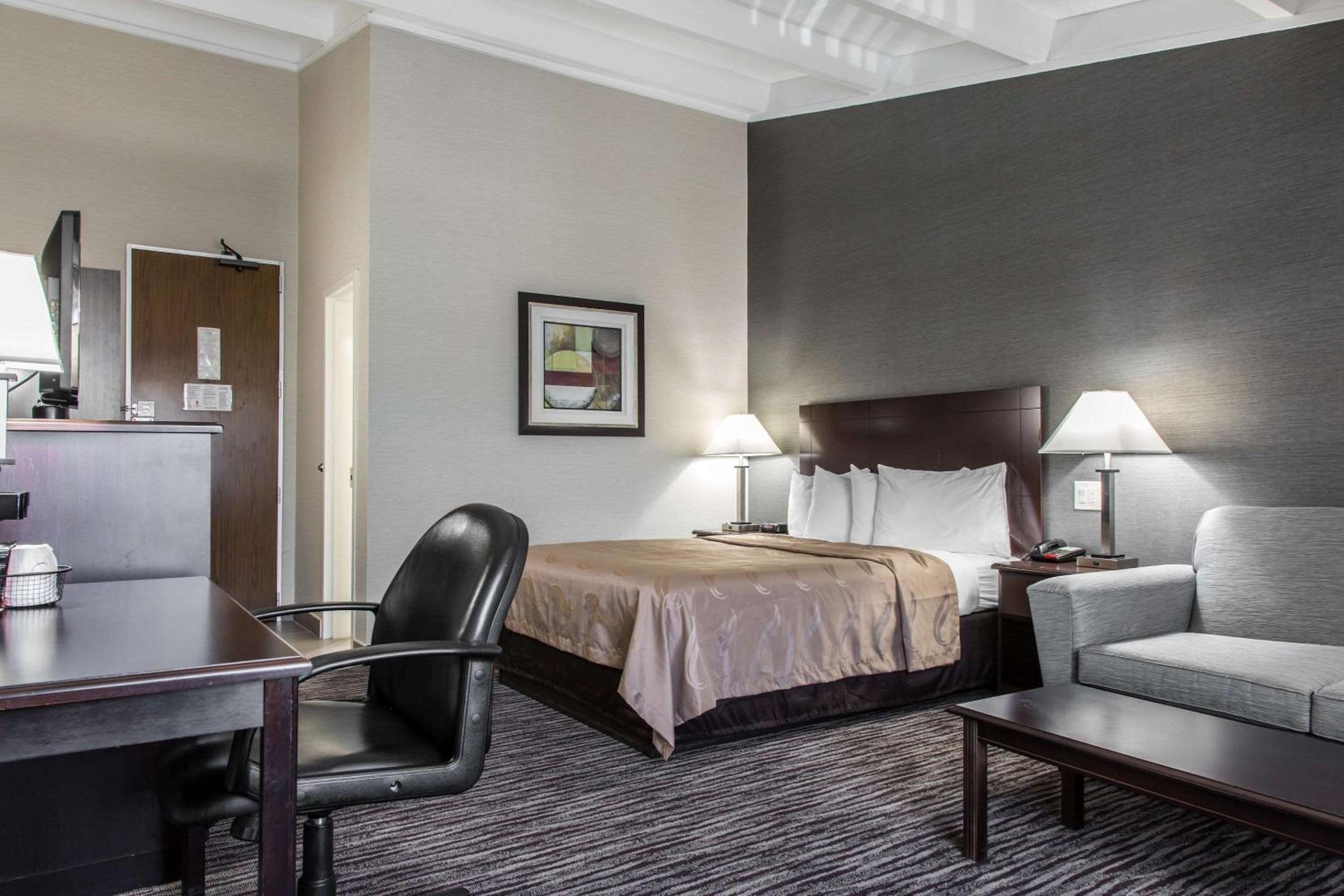 Deluxe Queen Room - Non-Smoking - Photo 2