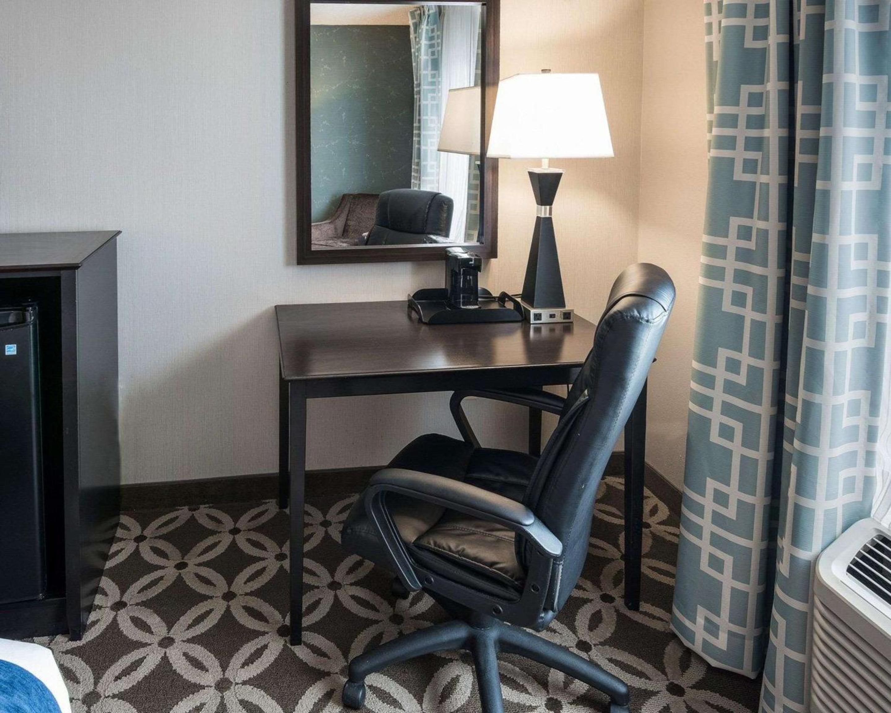 Queen Room with Two Queen Beds - Non-Smoking - Photo 1