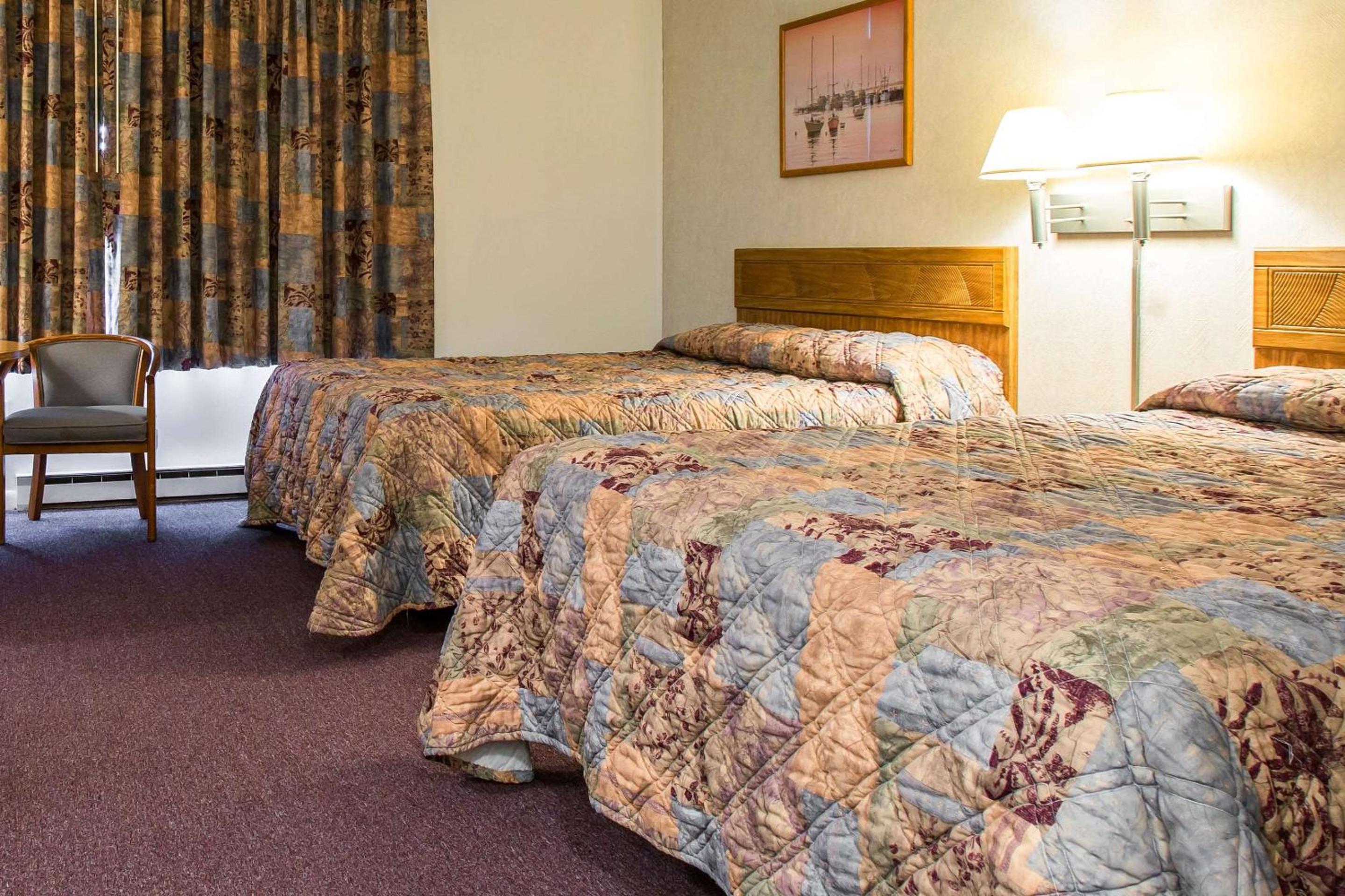 Queen Room with Two Queen Beds - Non-Smoking - Photo 4