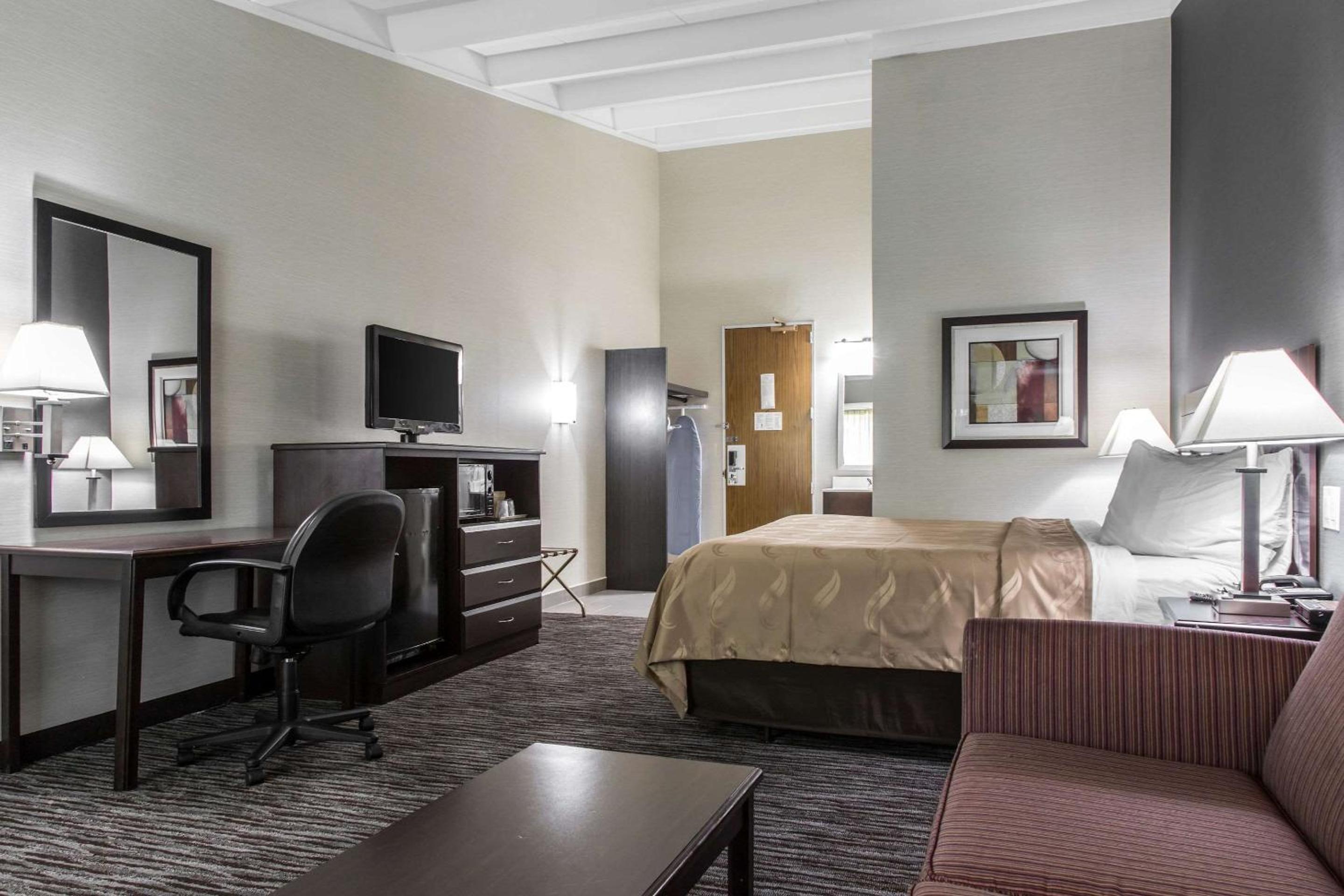 King Suite - Non-Smoking photo 2