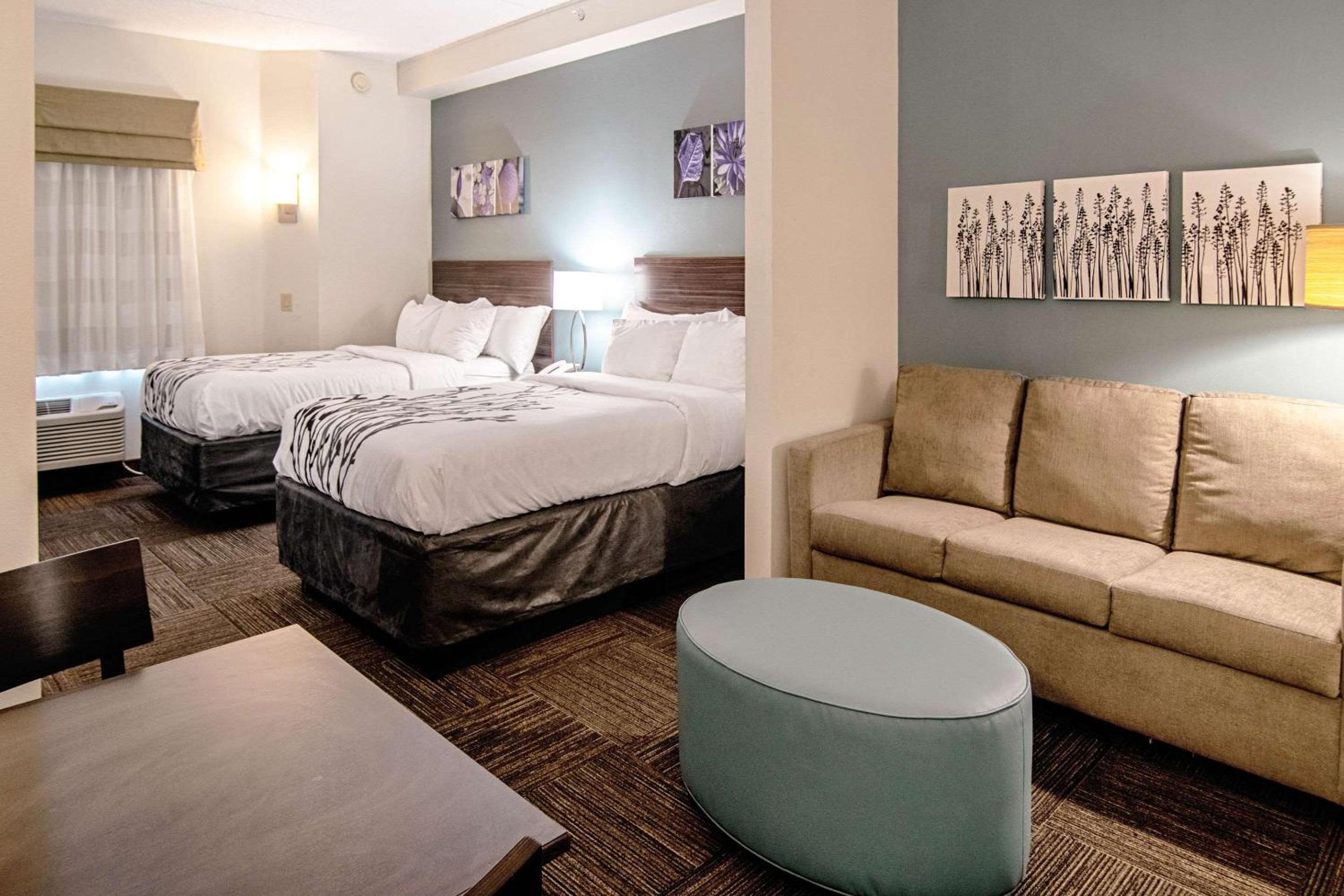 Superior Queen Suite with Two Queen Beds - Non-Smoking - Photo 4