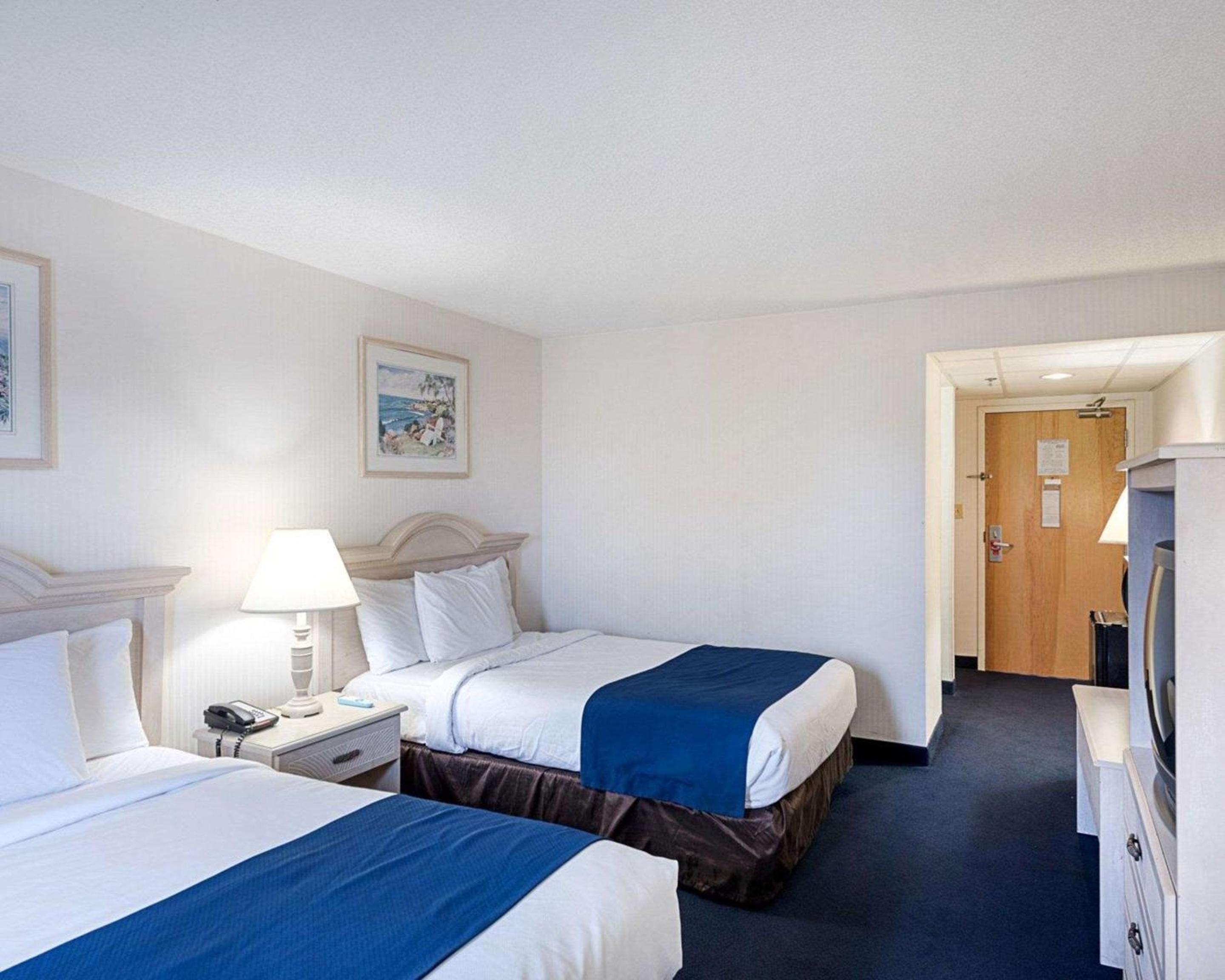 Standard Room with Two Double Beds Interior - Non-Smoking - Photo 2