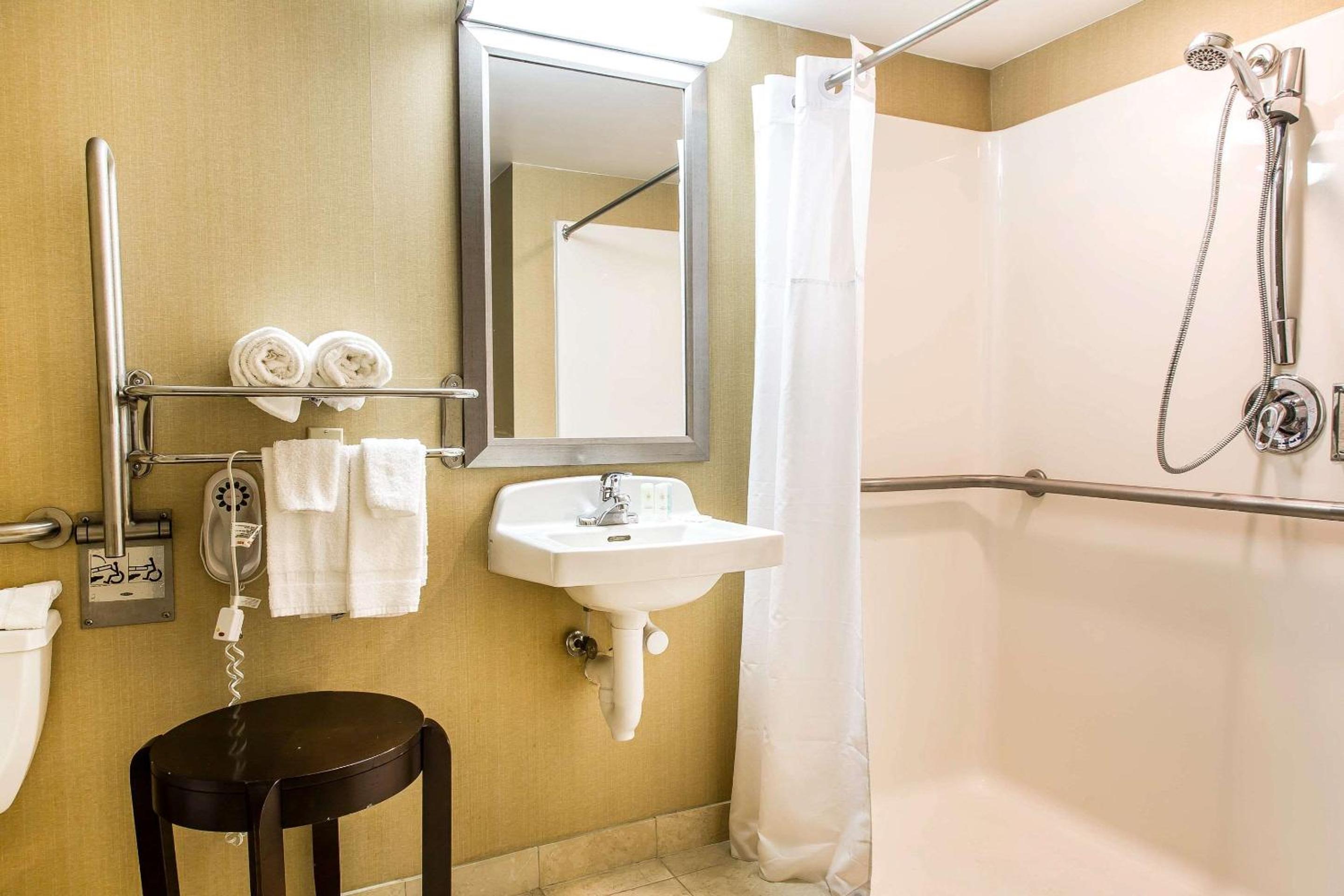 King Room - Accessible/Non-Smoking - Photo 3