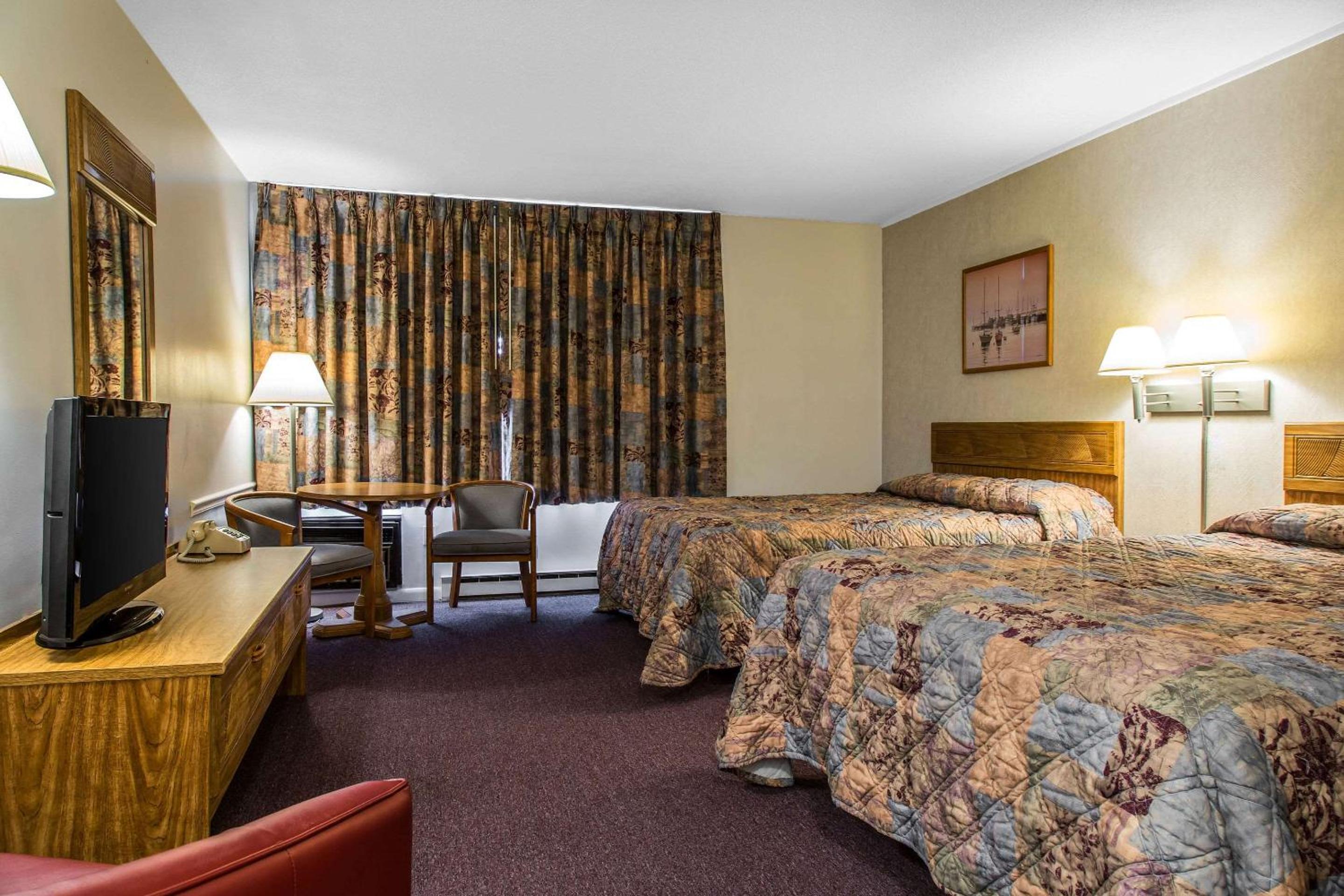 Queen Room with Two Queen Beds - Non-Smoking - Photo 2