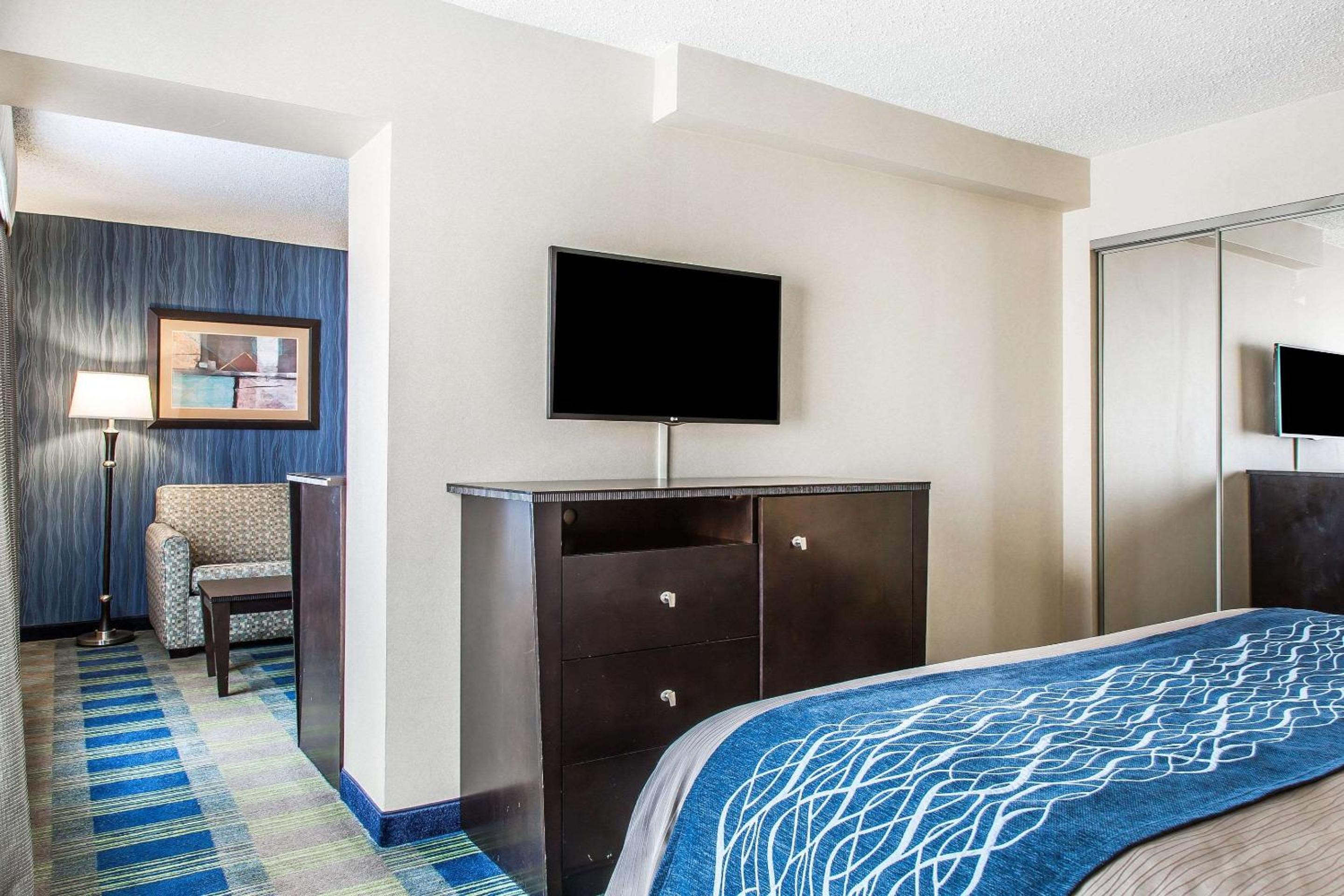 King Suite - Non-Smoking - Photo 4