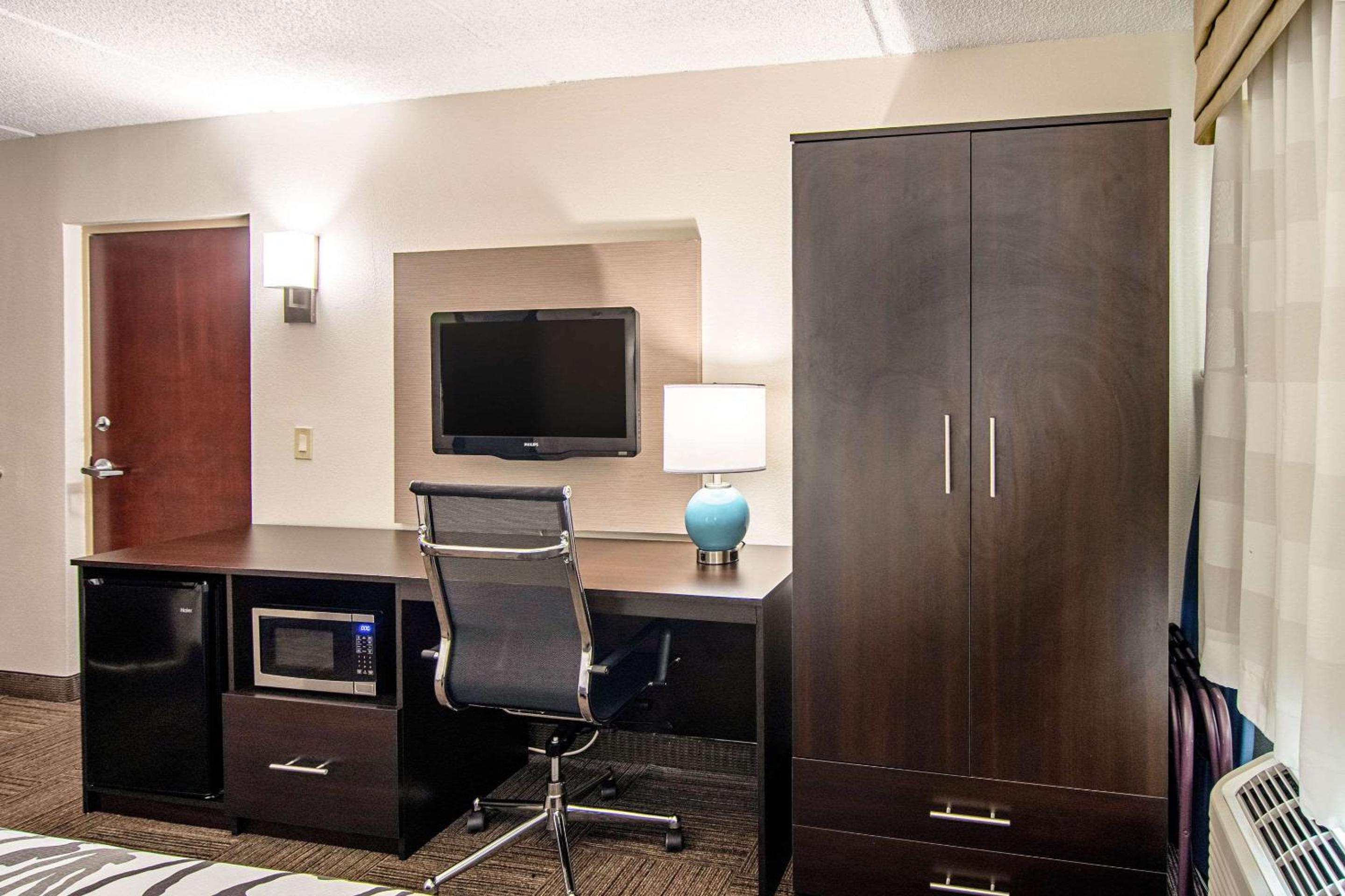 King Suite - Non-Smoking - Photo 4