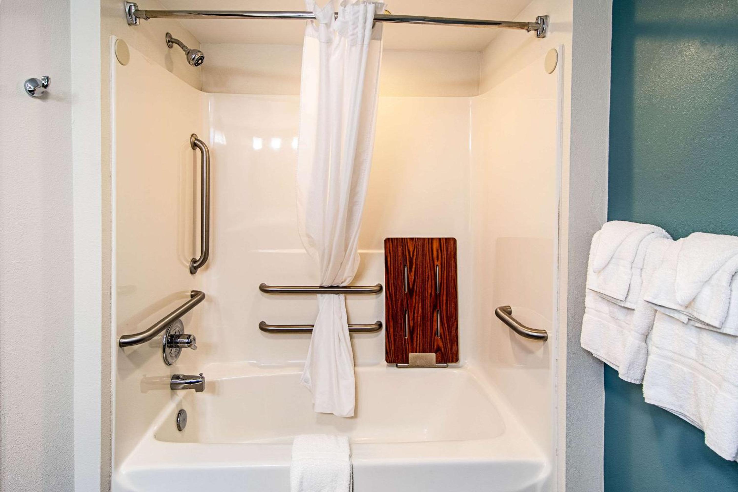 Queen Room - Disability Access - Photo 6