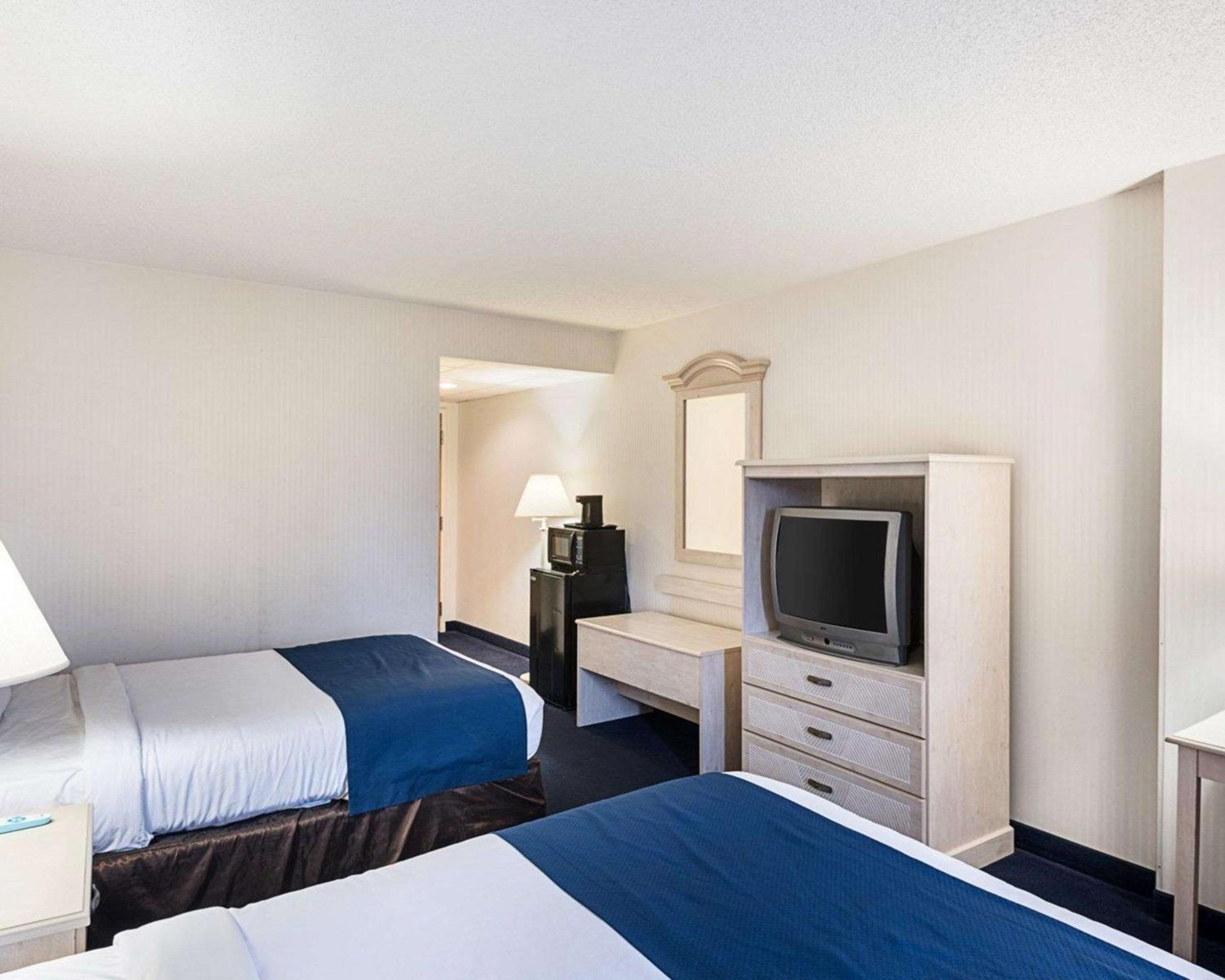 Standard Room with Two Double Beds Interior - Non-Smoking - Photo 10