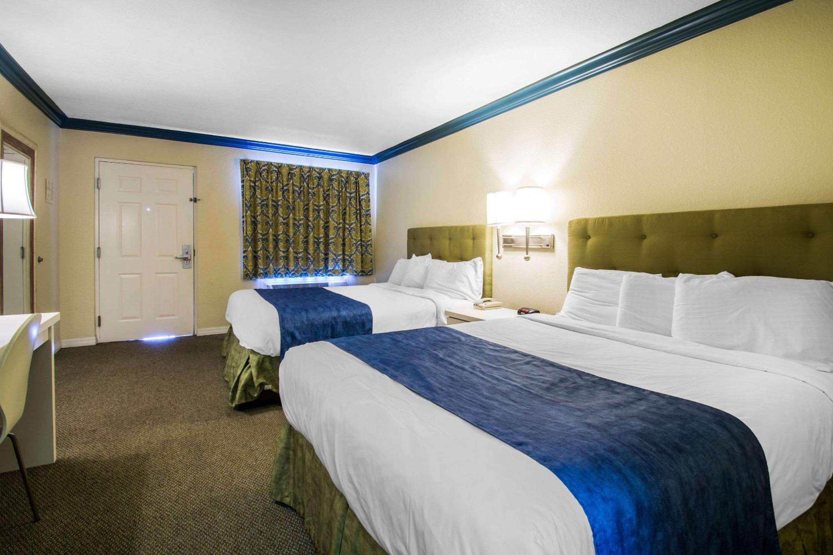 Queen Room photo 1